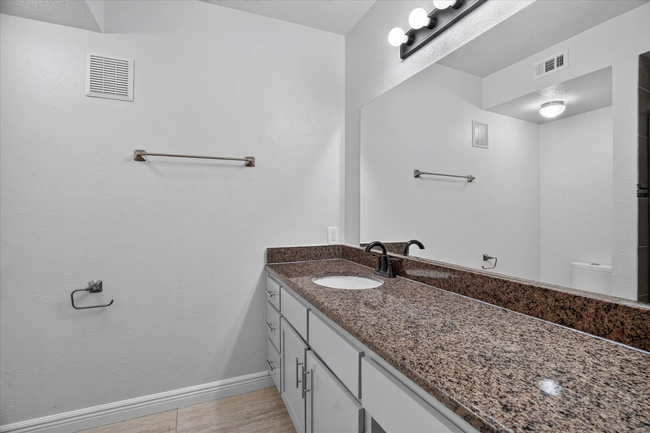 Condominium For Sale in Dallas County , 4573 N O Connor Road 1331, Irving, Texas 75062, 3 Bedroom, 3 Bathroom, 2 Garage spaces, 1,639 Sqft, built in 1975, mls#21384497, Real Estate Agent in Irving, Homes For Sale in Dallas county, Homes For Sale in Irving, Realtor in Irving Texas, Real Estate Brokerage Independent Realty Texas, Luminita Cordes Realtor
