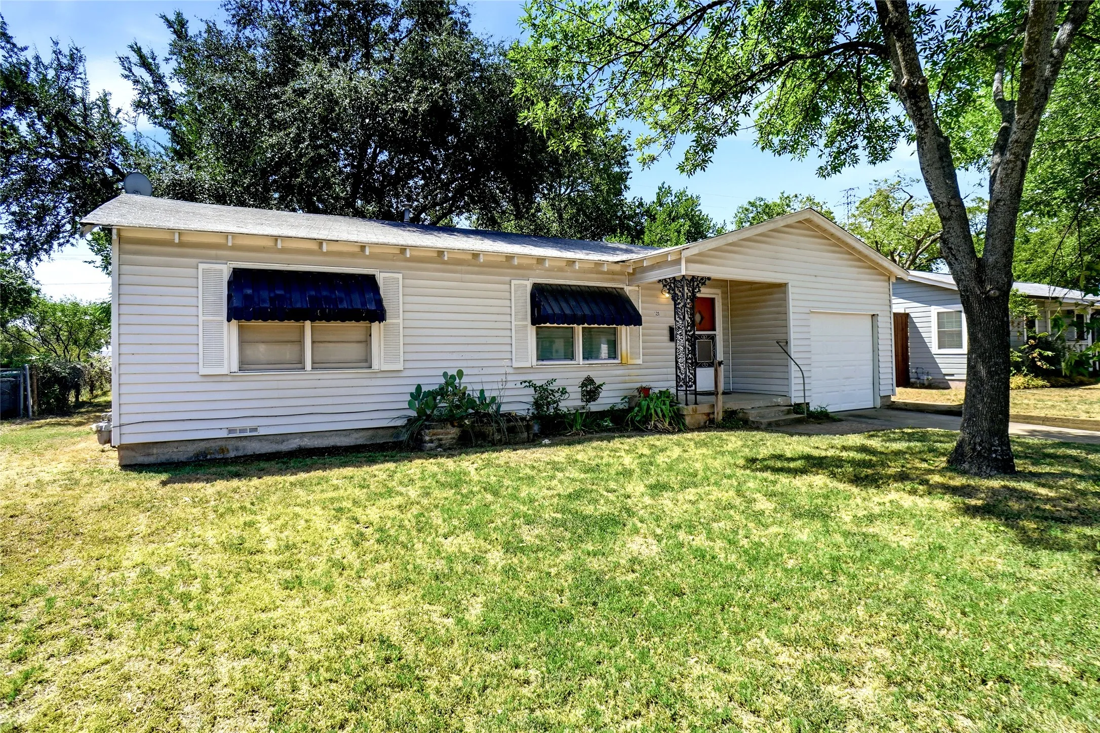 Single Family Residence For Sale in Tarrant County , 123 Charlene Drive, Hurst, Texas 76053, 2 Bedroom, 1 Bathroom, 1 Garage spaces, 1,058 Sqft, built in 1954, mls#21384169, Real Estate Agent in Hurst, Homes For Sale in Tarrant county, Homes For Sale in Hurst, Realtor in Hurst Texas, Real Estate Brokerage Independent Realty Texas, Luminita Cordes Realtor