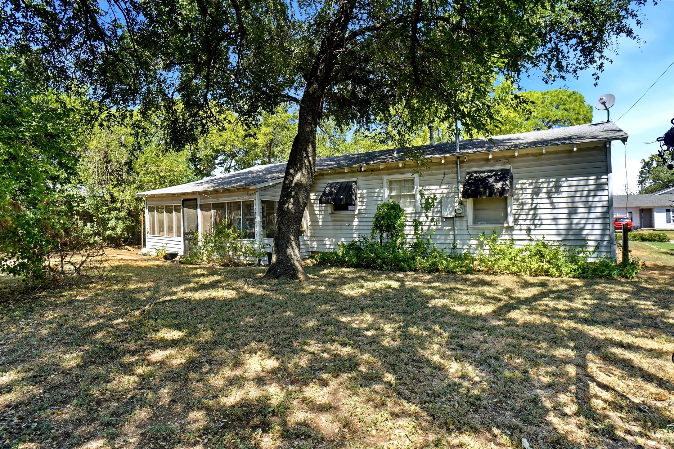 Single Family Residence For Sale in Tarrant County , 123 Charlene Drive, Hurst, Texas 76053, 2 Bedroom, 1 Bathroom, 1 Garage spaces, 1,058 Sqft, built in 1954, mls#21384169, Real Estate Agent in Hurst, Homes For Sale in Tarrant county, Homes For Sale in Hurst, Realtor in Hurst Texas, Real Estate Brokerage Independent Realty Texas, Luminita Cordes Realtor
