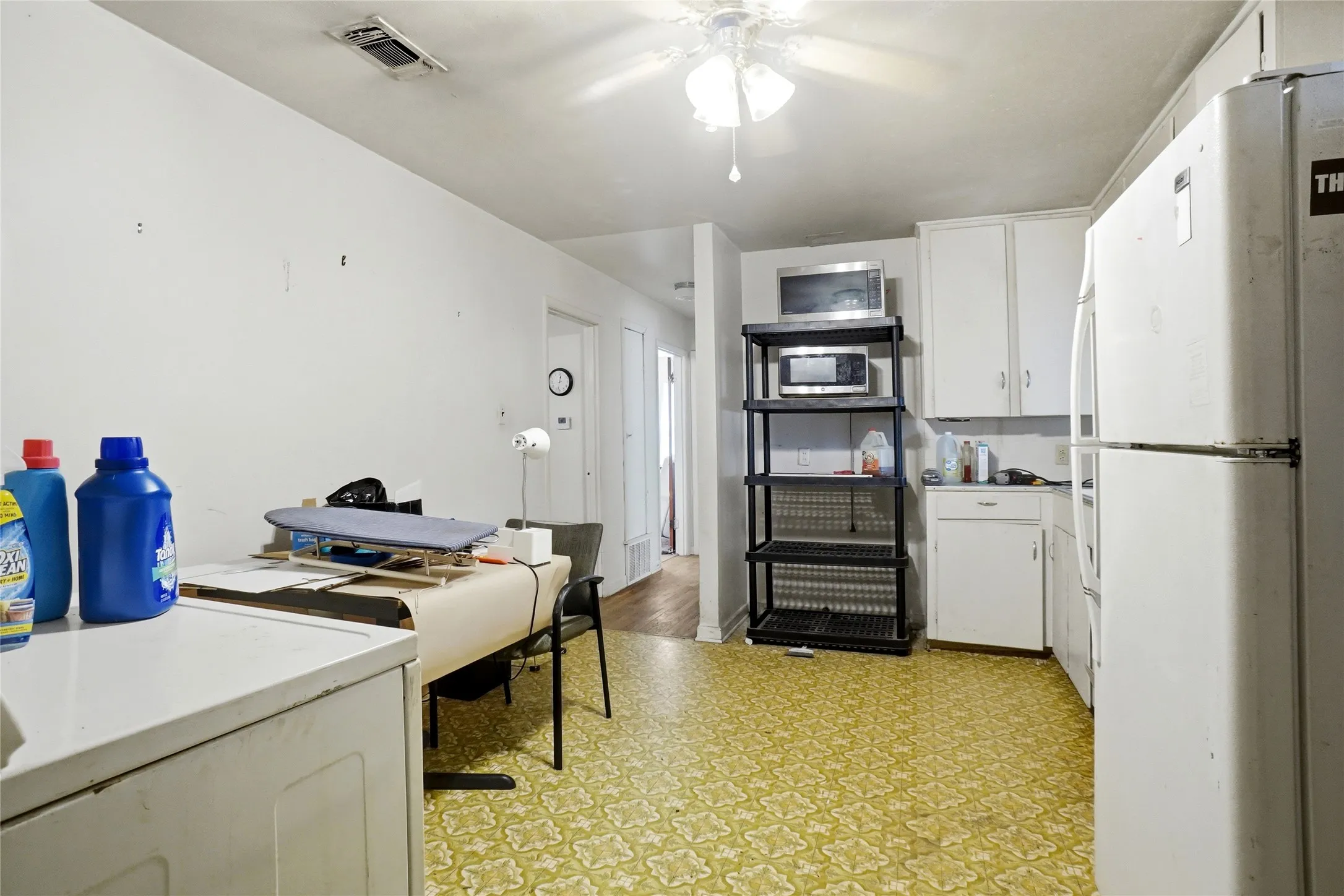 Single Family Residence For Sale in Tarrant County , 123 Charlene Drive, Hurst, Texas 76053, 2 Bedroom, 1 Bathroom, 1 Garage spaces, 1,058 Sqft, built in 1954, mls#21384169, Real Estate Agent in Hurst, Homes For Sale in Tarrant county, Homes For Sale in Hurst, Realtor in Hurst Texas, Real Estate Brokerage Independent Realty Texas, Luminita Cordes Realtor