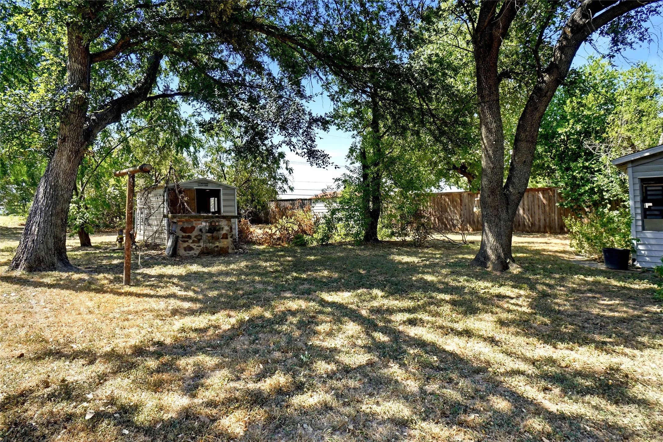 Single Family Residence For Sale in Tarrant County , 123 Charlene Drive, Hurst, Texas 76053, 2 Bedroom, 1 Bathroom, 1 Garage spaces, 1,058 Sqft, built in 1954, mls#21384169, Real Estate Agent in Hurst, Homes For Sale in Tarrant county, Homes For Sale in Hurst, Realtor in Hurst Texas, Real Estate Brokerage Independent Realty Texas, Luminita Cordes Realtor