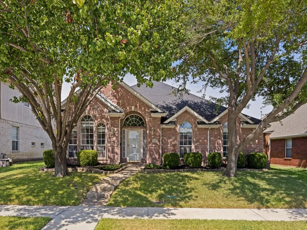 Single Family Residence For Sale in Denton County , 1697 Castle Rock Drive, Lewisville, Texas 75077, 3 Bedroom, 2 Bathroom, 2 Garage spaces, 1,850 Sqft, built in 1998, mls#21379068, Real Estate Agent in Lewisville, Homes For Sale in Denton county, Homes For Sale in Lewisville, Realtor in Lewisville Texas, Real Estate Brokerage Independent Realty Texas, Luminita Cordes Realtor