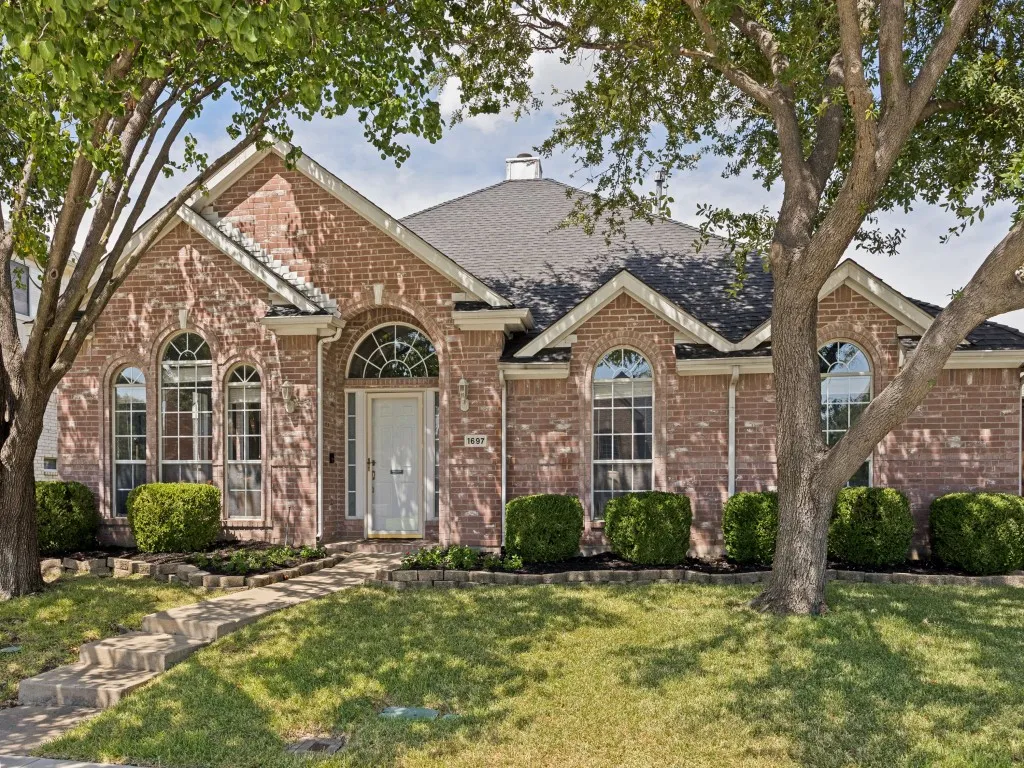 Single Family Residence For Sale in Denton County , 1697 Castle Rock Drive, Lewisville, Texas 75077, 3 Bedroom, 2 Bathroom, 2 Garage spaces, 1,850 Sqft, built in 1998, mls#21379068, Real Estate Agent in Lewisville, Homes For Sale in Denton county, Homes For Sale in Lewisville, Realtor in Lewisville Texas, Real Estate Brokerage Independent Realty Texas, Luminita Cordes Realtor