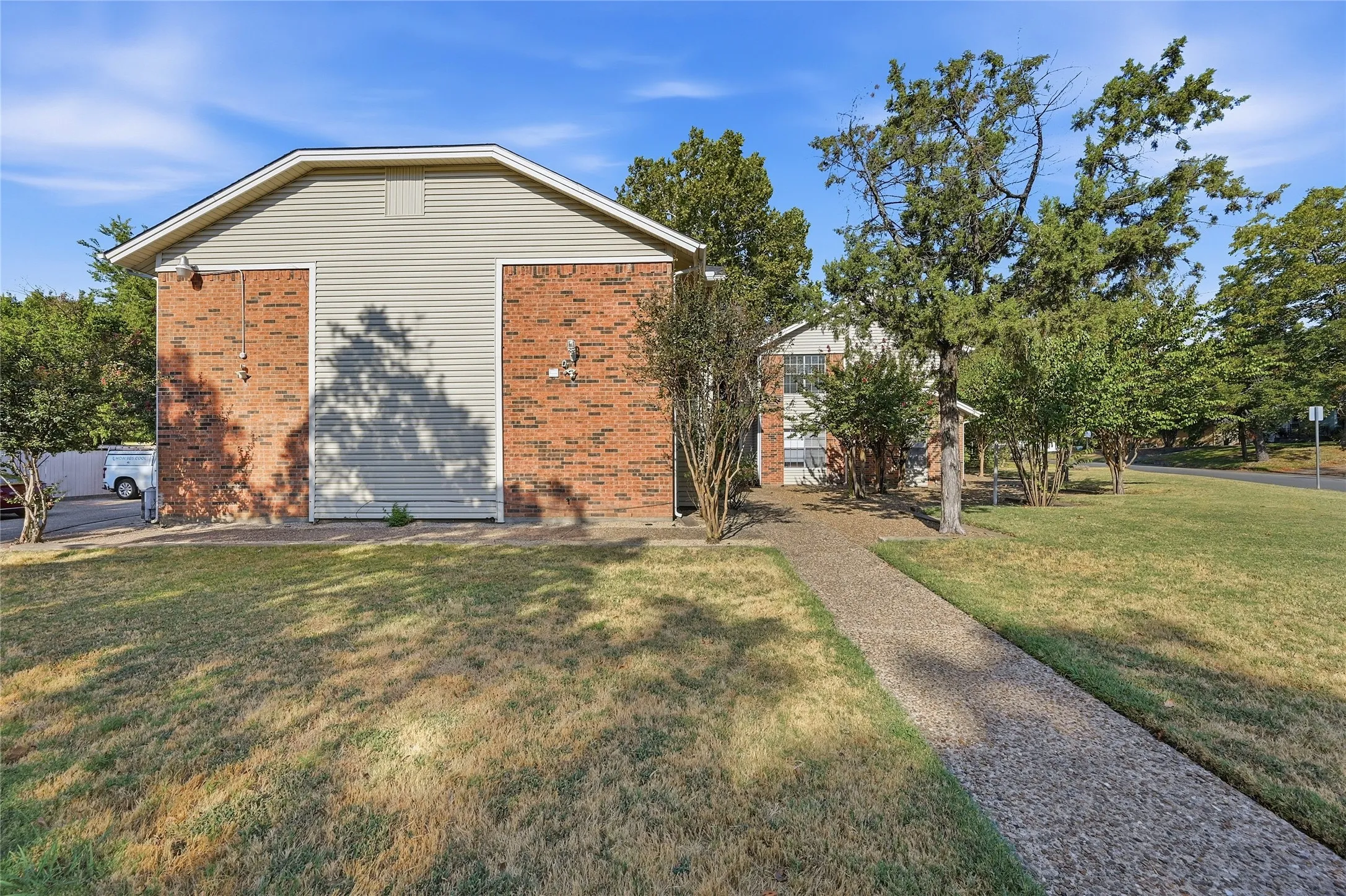 Apartment For Rent in Grayson County , 914 W Washington A, Sherman, Texas 75092, 2 Bedroom, 2 Bathroom, Garage spaces, 1,155 Sqft, built in 1983, mls#21384549, Real Estate Agent in Sherman, Homes For Rent in Grayson county, Homes For Rent in Sherman, Realtor in Sherman Texas, Real Estate Brokerage Independent Realty Texas, Luminita Cordes Realtor