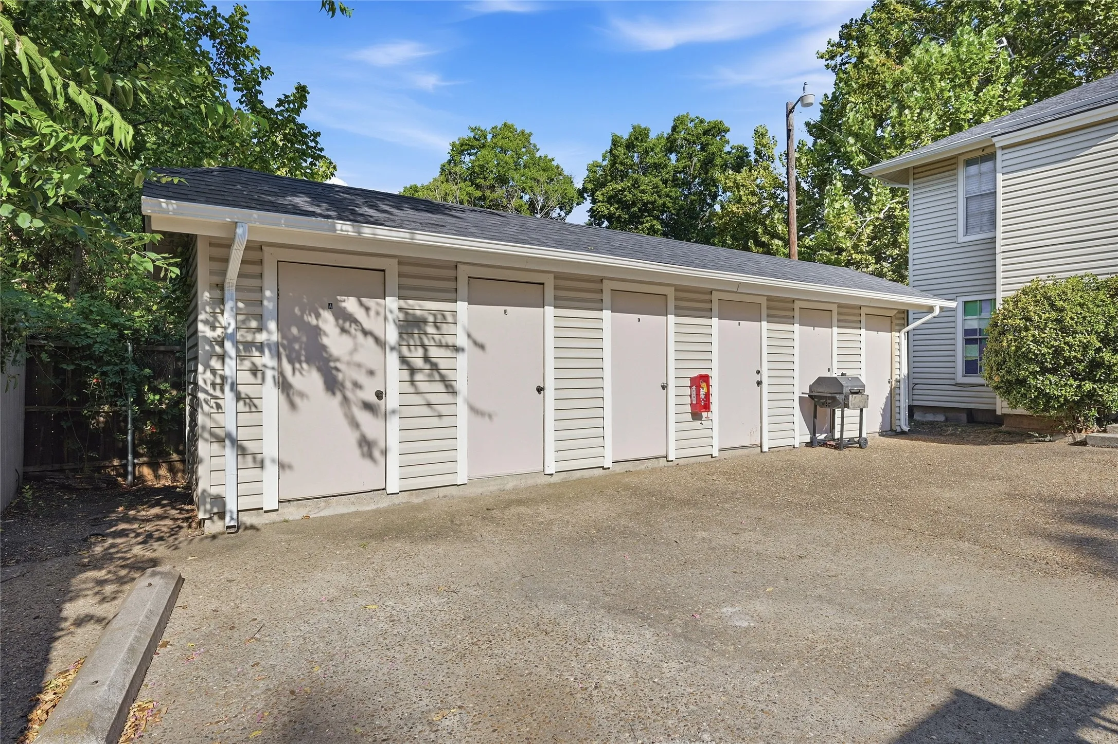 Apartment For Rent in Grayson County , 914 W Washington A, Sherman, Texas 75092, 2 Bedroom, 2 Bathroom, Garage spaces, 1,155 Sqft, built in 1983, mls#21384549, Real Estate Agent in Sherman, Homes For Rent in Grayson county, Homes For Rent in Sherman, Realtor in Sherman Texas, Real Estate Brokerage Independent Realty Texas, Luminita Cordes Realtor