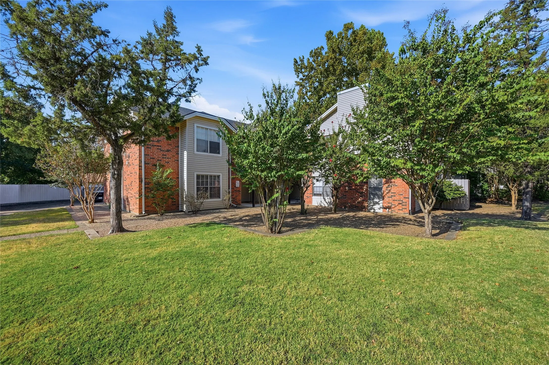 Apartment For Rent in Grayson County , 914 W Washington A, Sherman, Texas 75092, 2 Bedroom, 2 Bathroom, Garage spaces, 1,155 Sqft, built in 1983, mls#21384549, Real Estate Agent in Sherman, Homes For Rent in Grayson county, Homes For Rent in Sherman, Realtor in Sherman Texas, Real Estate Brokerage Independent Realty Texas, Luminita Cordes Realtor