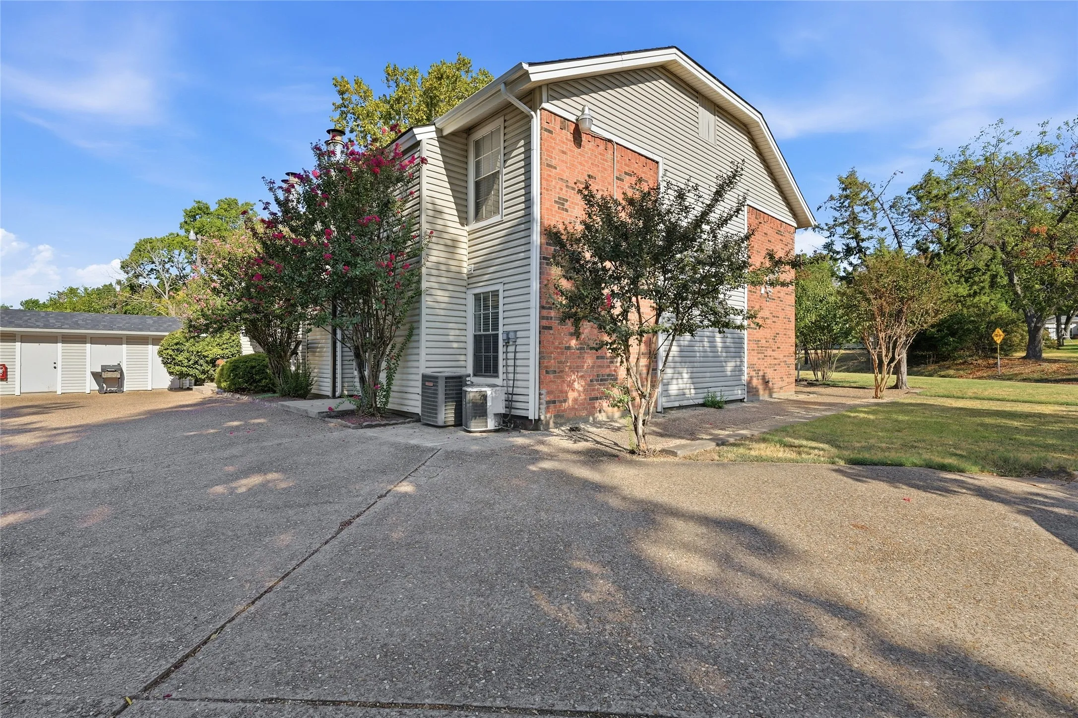 Apartment For Rent in Grayson County , 914 W Washington A, Sherman, Texas 75092, 2 Bedroom, 2 Bathroom, Garage spaces, 1,155 Sqft, built in 1983, mls#21384549, Real Estate Agent in Sherman, Homes For Rent in Grayson county, Homes For Rent in Sherman, Realtor in Sherman Texas, Real Estate Brokerage Independent Realty Texas, Luminita Cordes Realtor