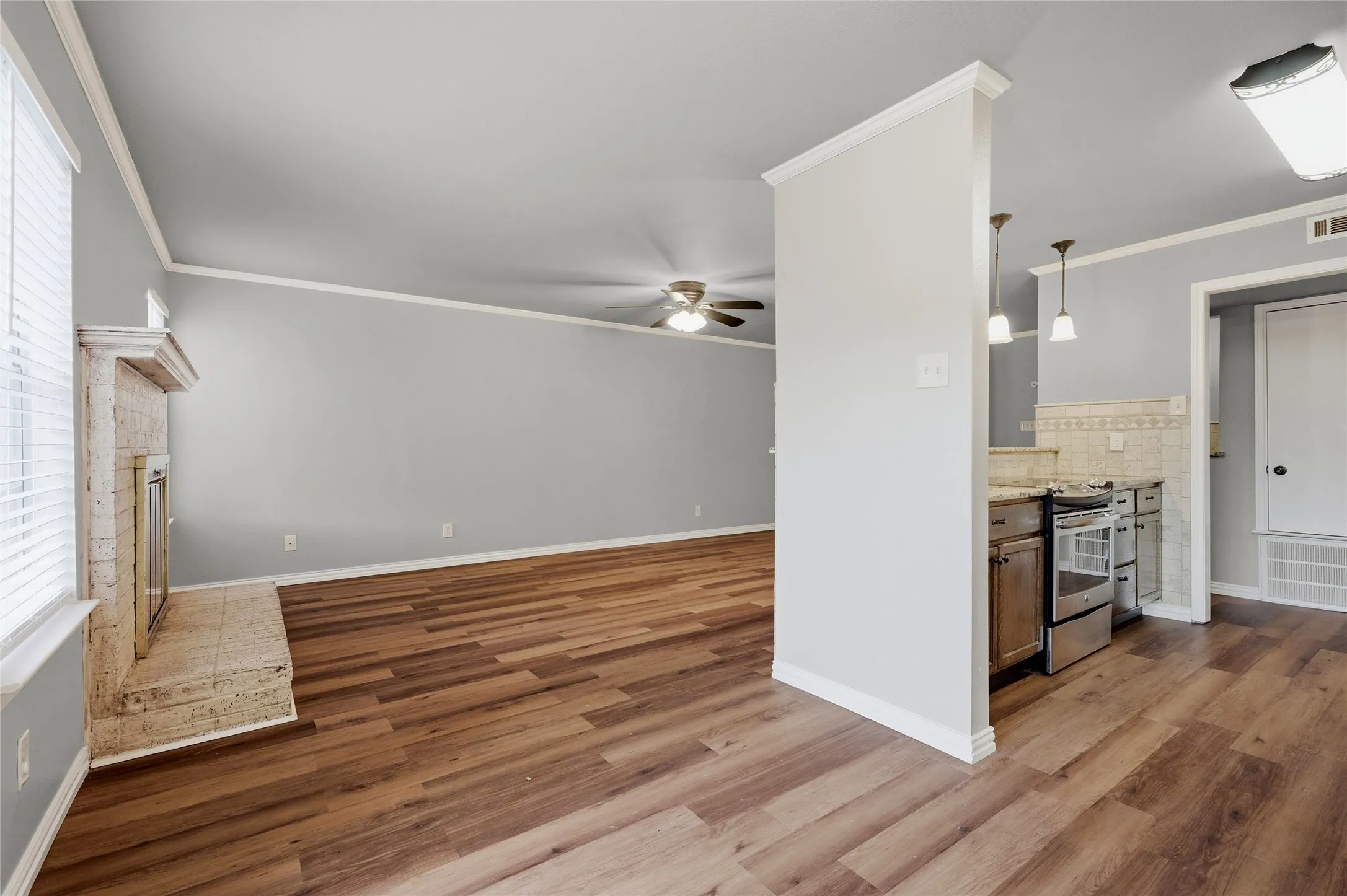 Apartment For Rent in Grayson County , 914 W Washington A, Sherman, Texas 75092, 2 Bedroom, 2 Bathroom, Garage spaces, 1,155 Sqft, built in 1983, mls#21384549, Real Estate Agent in Sherman, Homes For Rent in Grayson county, Homes For Rent in Sherman, Realtor in Sherman Texas, Real Estate Brokerage Independent Realty Texas, Luminita Cordes Realtor