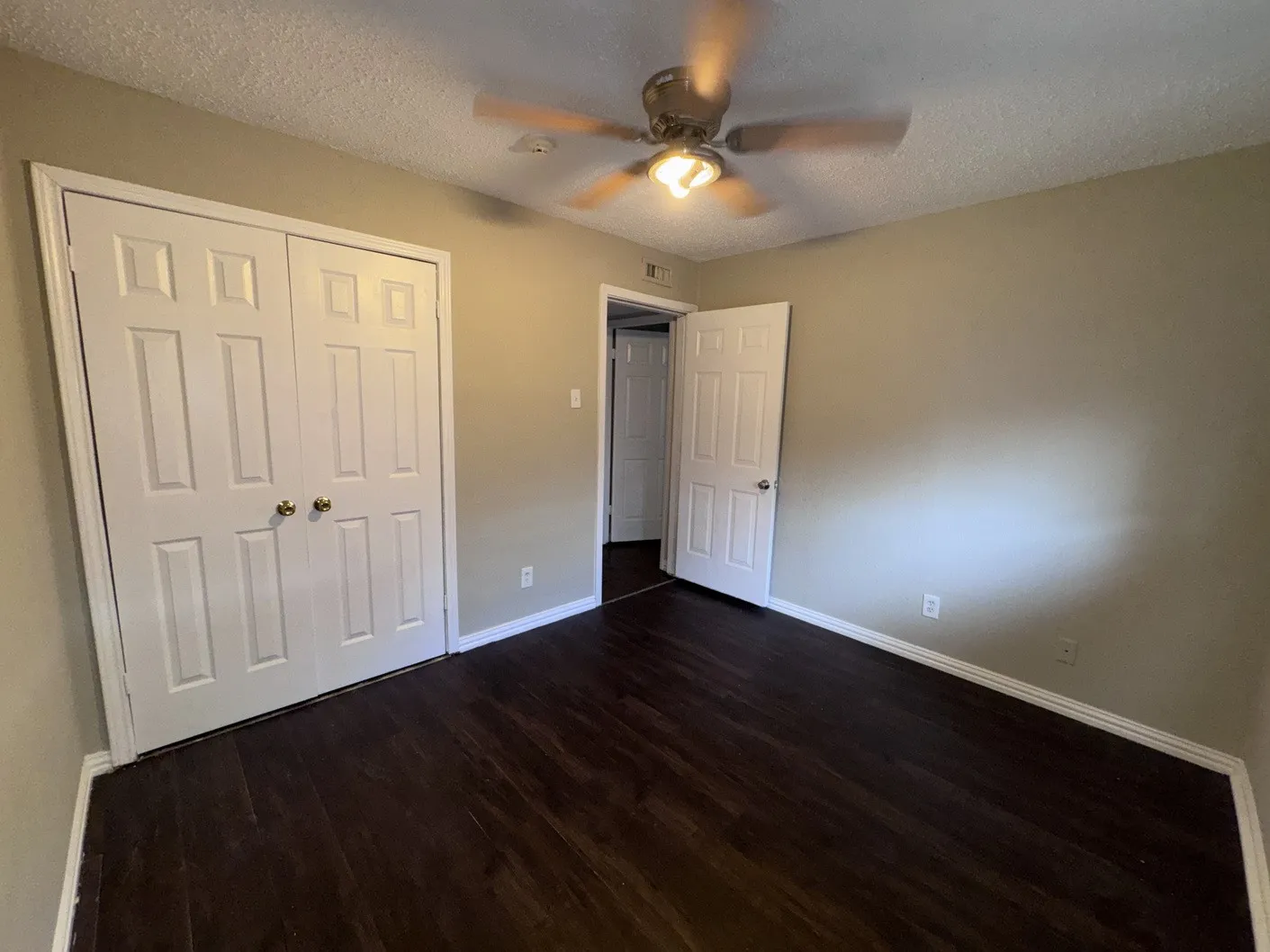 Single Family Residence For Sale in Dallas County , 1610 Kingston Drive, Grand Prairie, Texas 75051, 4 Bedroom, 2 Bathroom, 2 Garage spaces, 1,482 Sqft, built in 1969, mls#21384538, Real Estate Agent in Grand Prairie, Homes For Sale in Dallas county, Homes For Sale in Grand Prairie, Realtor in Grand Prairie Texas, Real Estate Brokerage Independent Realty Texas, Luminita Cordes Realtor