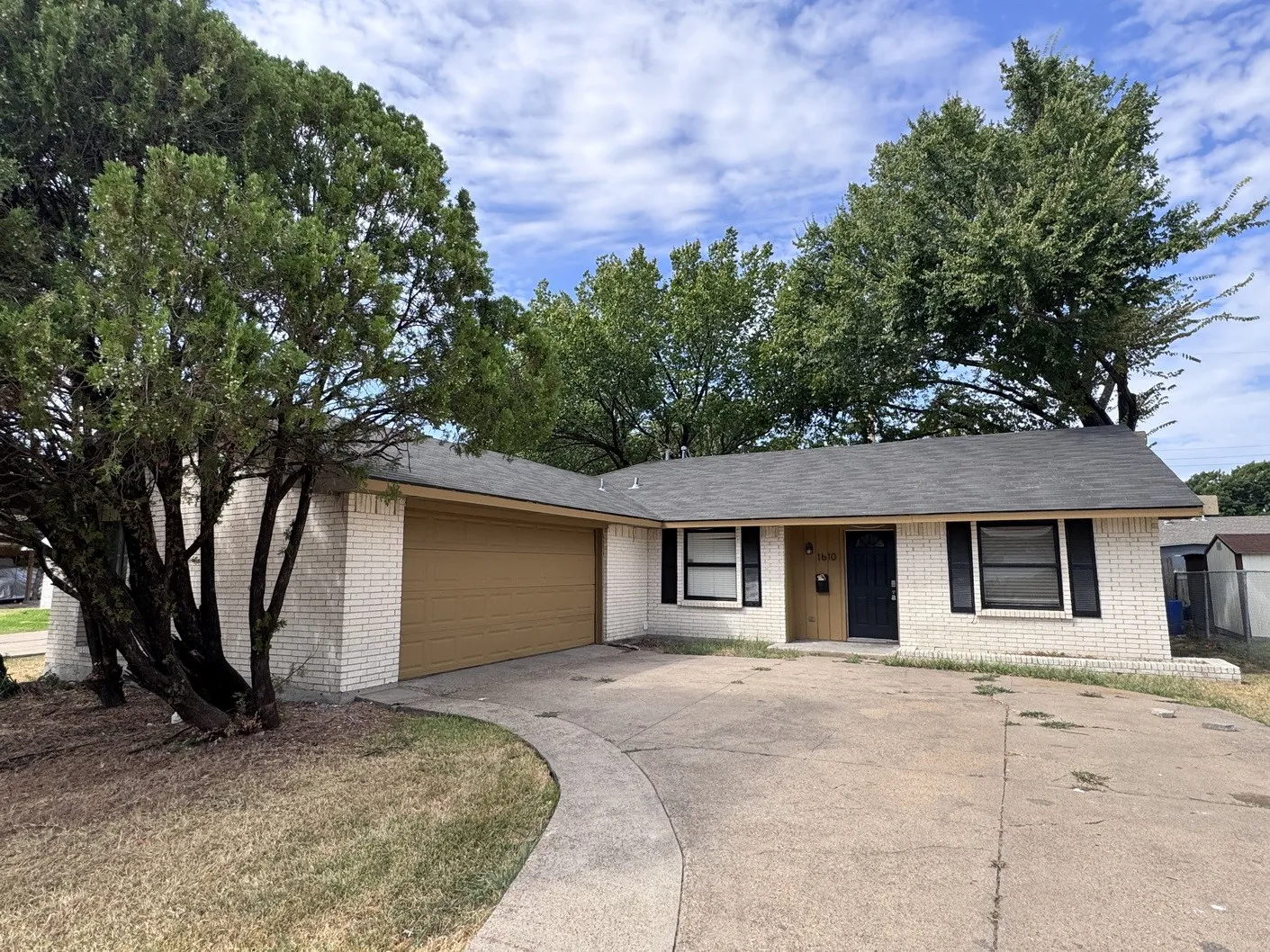 Single Family Residence For Sale in Dallas County , 1610 Kingston Drive, Grand Prairie, Texas 75051, 4 Bedroom, 2 Bathroom, 2 Garage spaces, 1,482 Sqft, built in 1969, mls#21384538, Real Estate Agent in Grand Prairie, Homes For Sale in Dallas county, Homes For Sale in Grand Prairie, Realtor in Grand Prairie Texas, Real Estate Brokerage Independent Realty Texas, Luminita Cordes Realtor