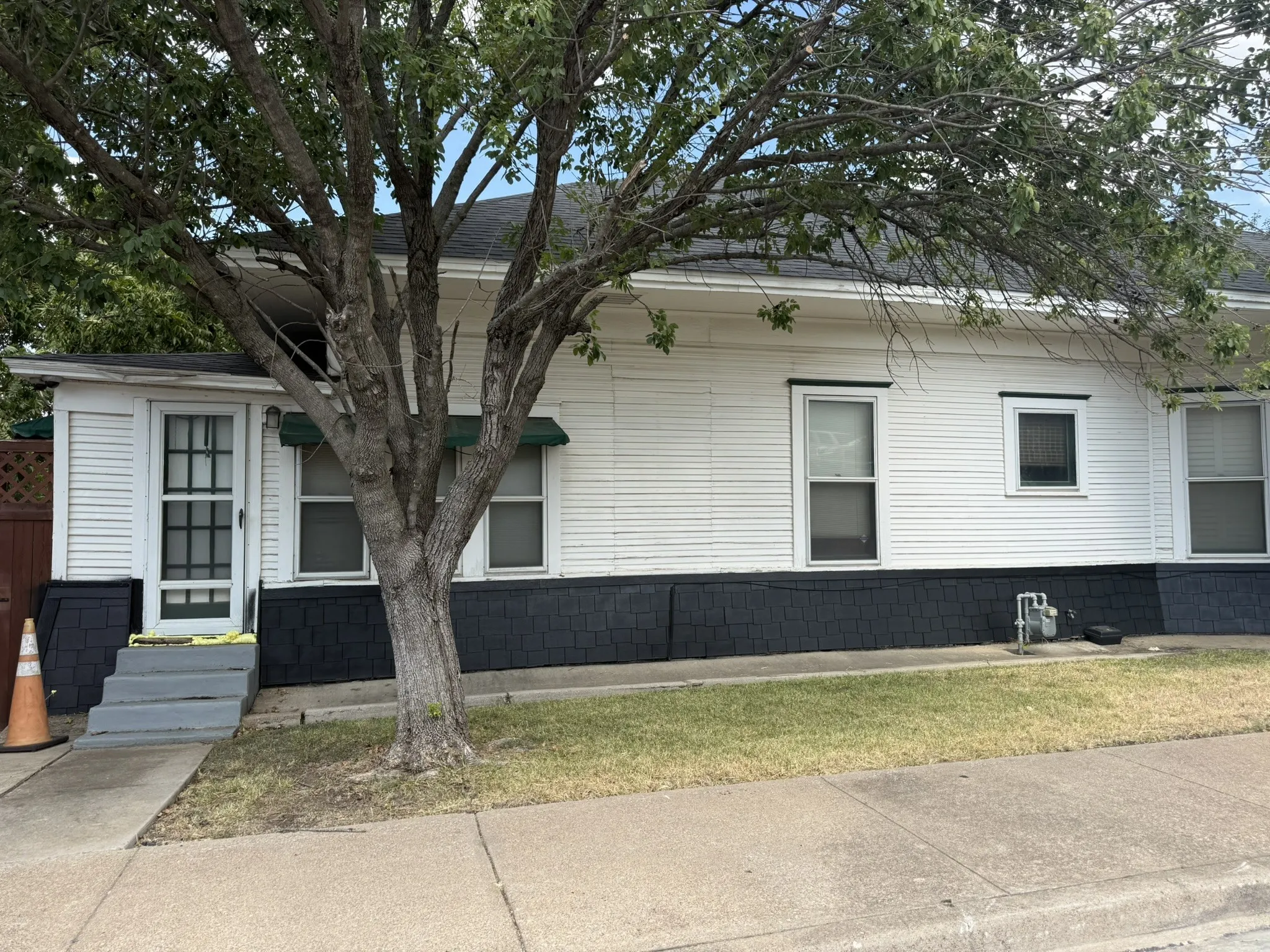 Office For Sale in Parker County , 107 N Alamo Street, Weatherford, Texas 76086, 0, 0, Garage spaces, 0 Sqft, built in 1900, mls#21381784, Real Estate Agent in Weatherford, Homes For Sale in Parker county, Homes For Sale in Weatherford, Realtor in Weatherford Texas, Real Estate Brokerage Independent Realty Texas, Luminita Cordes Realtor