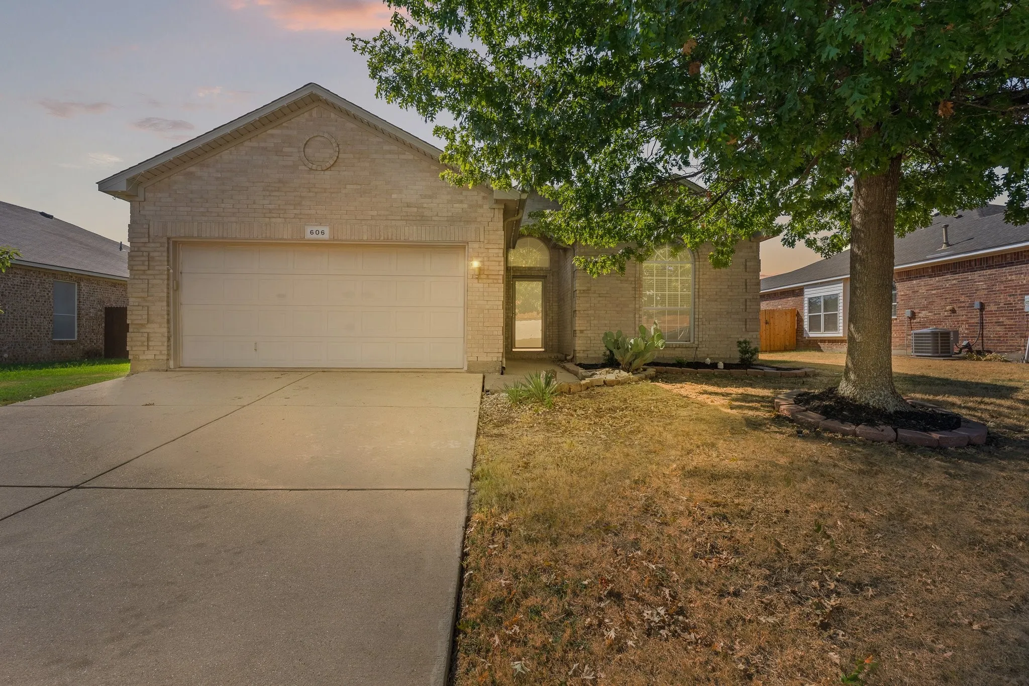 Single Family Residence For Sale in Tarrant County , 606 Poplar Vista Lane, Arlington, Texas 76002, 3 Bedroom, 2 Bathroom, 2 Garage spaces, 1,608 Sqft, built in 2005, mls#21382323, Real Estate Agent in Arlington, Homes For Sale in Tarrant county, Homes For Sale in Arlington, Realtor in Arlington Texas, Real Estate Brokerage Independent Realty Texas, Luminita Cordes Realtor