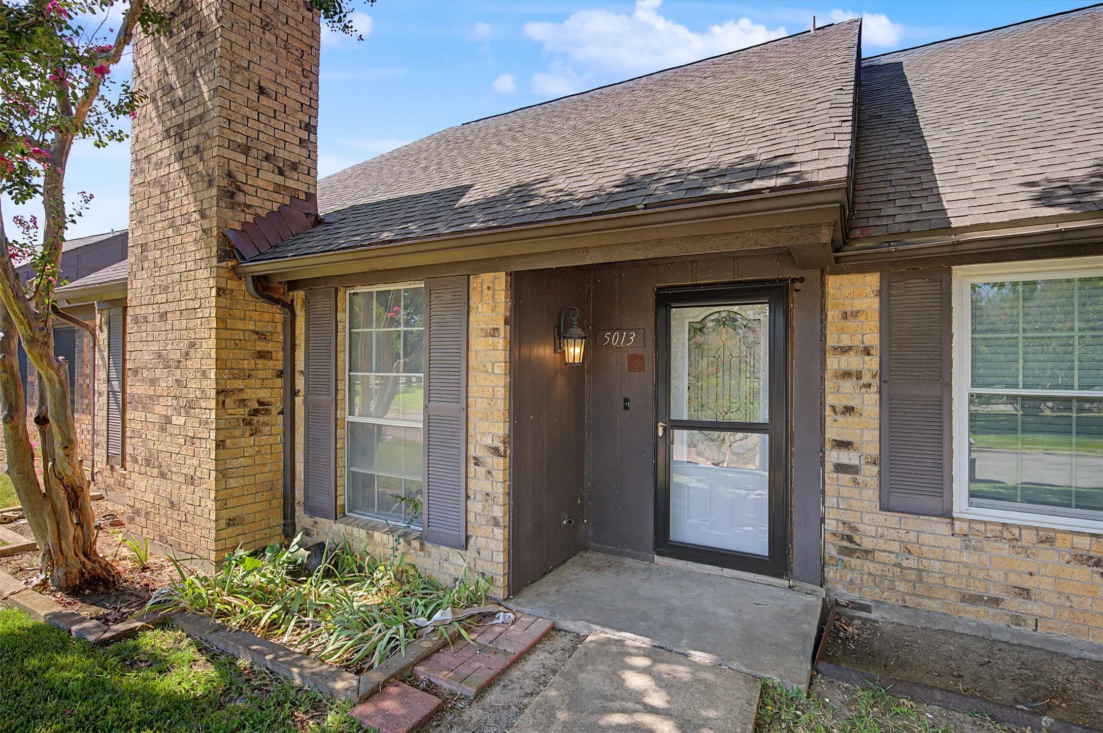 Townhouse For Sale in Dallas County , 5013 Buttonwood Lane, Garland, Texas 75043, 3 Bedroom, 2 Bathroom, 2 Garage spaces, 1,659 Sqft, built in 1981, mls#21383339, Real Estate Agent in Garland, Homes For Sale in Dallas county, Homes For Sale in Garland, Realtor in Garland Texas, Real Estate Brokerage Independent Realty Texas, Luminita Cordes Realtor