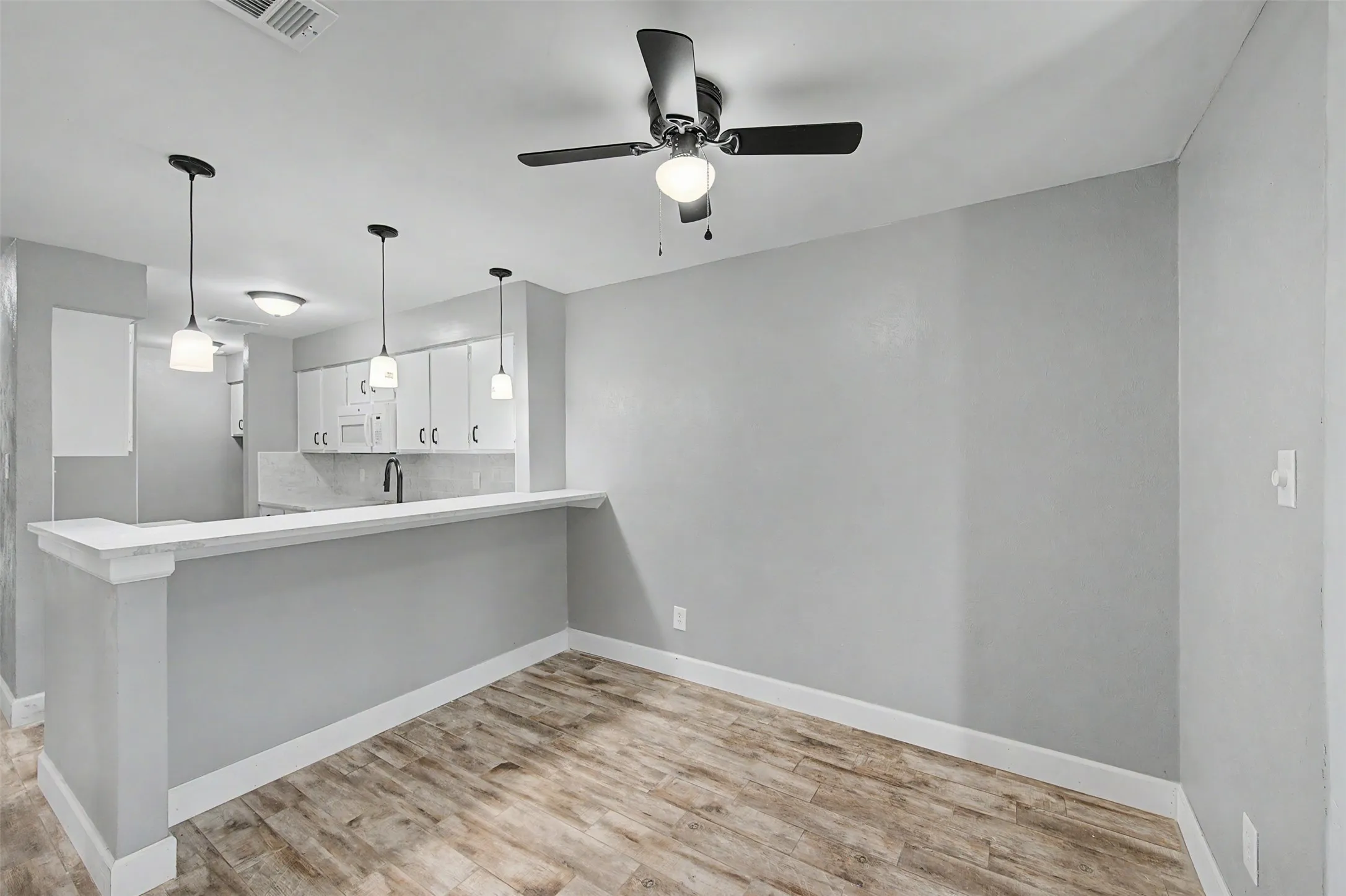 Townhouse For Sale in Dallas County , 5013 Buttonwood Lane, Garland, Texas 75043, 3 Bedroom, 2 Bathroom, 2 Garage spaces, 1,659 Sqft, built in 1981, mls#21383339, Real Estate Agent in Garland, Homes For Sale in Dallas county, Homes For Sale in Garland, Realtor in Garland Texas, Real Estate Brokerage Independent Realty Texas, Luminita Cordes Realtor
