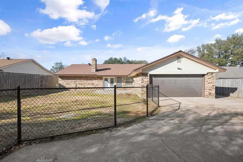 Single Family Residence For Sale in Tarrant County , 2001 San Jacinto Drive, Arlington, Texas 76012, 4 Bedroom, 2 Bathroom, 2 Garage spaces, 2,019 Sqft, built in 1973, mls#21384554, Real Estate Agent in Arlington, Homes For Sale in Tarrant county, Homes For Sale in Arlington, Realtor in Arlington Texas, Real Estate Brokerage Independent Realty Texas, Luminita Cordes Realtor