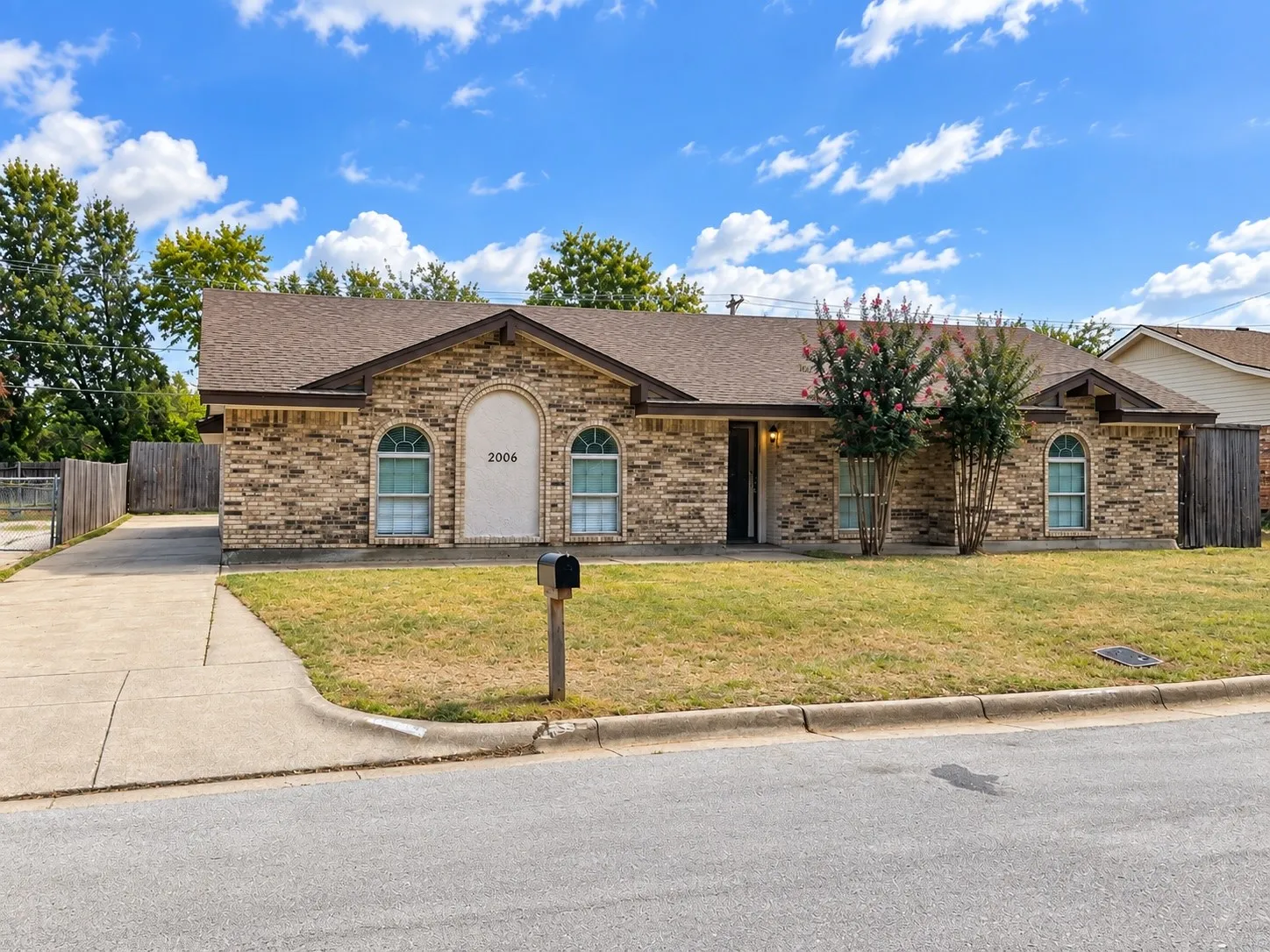 Single Family Residence For Sale in Tarrant County , 2001 San Jacinto Drive, Arlington, Texas 76012, 4 Bedroom, 2 Bathroom, 2 Garage spaces, 2,019 Sqft, built in 1973, mls#21384554, Real Estate Agent in Arlington, Homes For Sale in Tarrant county, Homes For Sale in Arlington, Realtor in Arlington Texas, Real Estate Brokerage Independent Realty Texas, Luminita Cordes Realtor