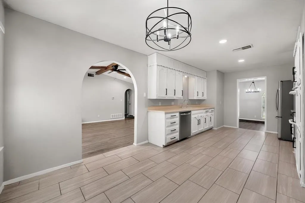 Single Family Residence For Sale in Tarrant County , 2001 San Jacinto Drive, Arlington, Texas 76012, 4 Bedroom, 2 Bathroom, 2 Garage spaces, 2,019 Sqft, built in 1973, mls#21384554, Real Estate Agent in Arlington, Homes For Sale in Tarrant county, Homes For Sale in Arlington, Realtor in Arlington Texas, Real Estate Brokerage Independent Realty Texas, Luminita Cordes Realtor
