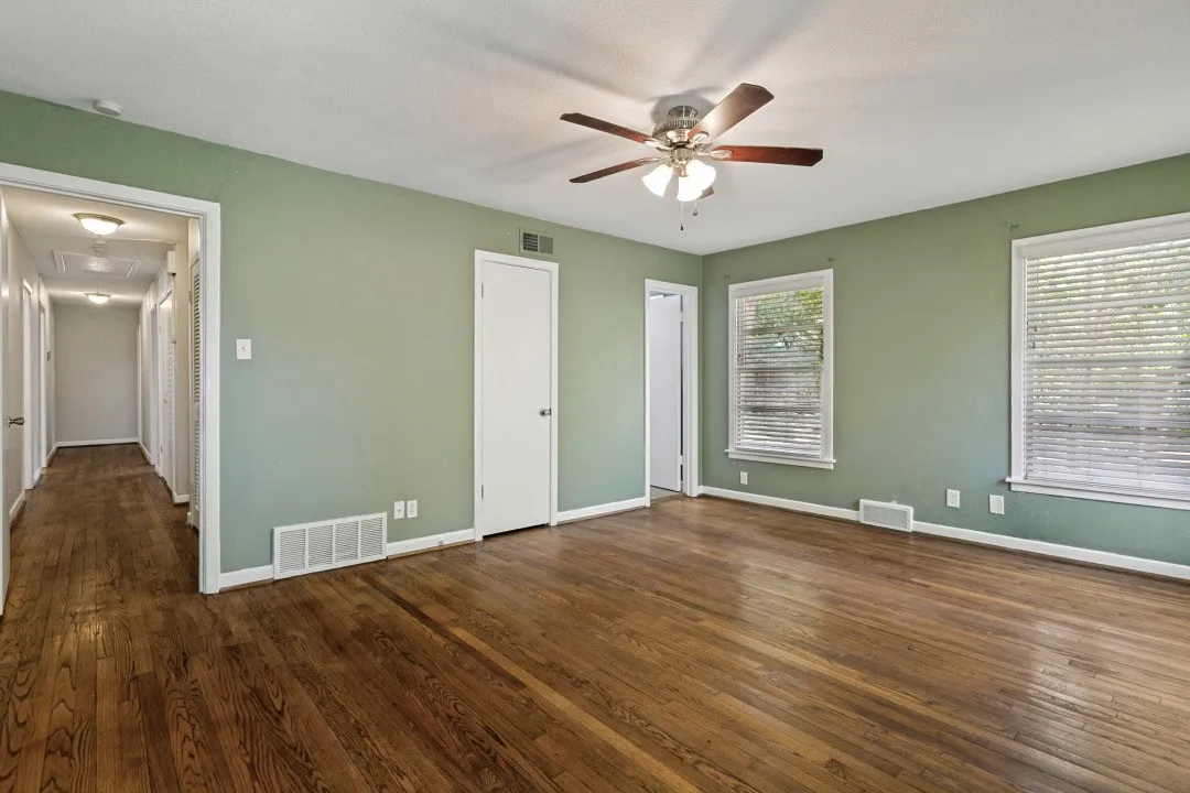 Single Family Residence For Sale in Tarrant County , 3401 Creston Avenue, Fort Worth, Texas 76133, 3 Bedroom, 2 Bathroom, 2 Garage spaces, 1,618 Sqft, built in 1953, mls#21381132, Real Estate Agent in Fort Worth, Homes For Sale in Tarrant county, Homes For Sale in Fort Worth, Realtor in Fort Worth Texas, Real Estate Brokerage Independent Realty Texas, Luminita Cordes Realtor
