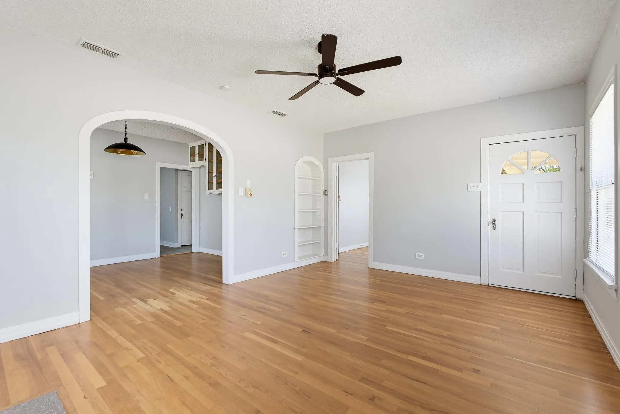 Single Family Residence For Sale in Taylor County , 889 Beech Street, Abilene, Texas 79601, 4 Bedroom, 2 Bathroom, 1 Garage spaces, 1,746 Sqft, built in 1941, mls#21383578, Real Estate Agent in Abilene, Homes For Sale in Taylor county, Homes For Sale in Abilene, Realtor in Abilene Texas, Real Estate Brokerage Independent Realty Texas, Luminita Cordes Realtor