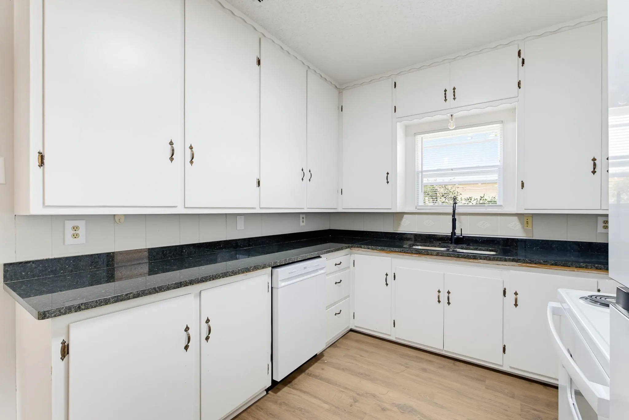 Single Family Residence For Sale in Taylor County , 889 Beech Street, Abilene, Texas 79601, 4 Bedroom, 2 Bathroom, 1 Garage spaces, 1,746 Sqft, built in 1941, mls#21383578, Real Estate Agent in Abilene, Homes For Sale in Taylor county, Homes For Sale in Abilene, Realtor in Abilene Texas, Real Estate Brokerage Independent Realty Texas, Luminita Cordes Realtor
