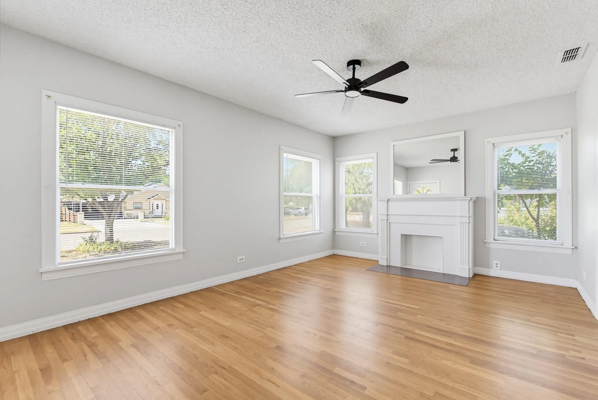 Single Family Residence For Sale in Taylor County , 889 Beech Street, Abilene, Texas 79601, 4 Bedroom, 2 Bathroom, 1 Garage spaces, 1,746 Sqft, built in 1941, mls#21383578, Real Estate Agent in Abilene, Homes For Sale in Taylor county, Homes For Sale in Abilene, Realtor in Abilene Texas, Real Estate Brokerage Independent Realty Texas, Luminita Cordes Realtor