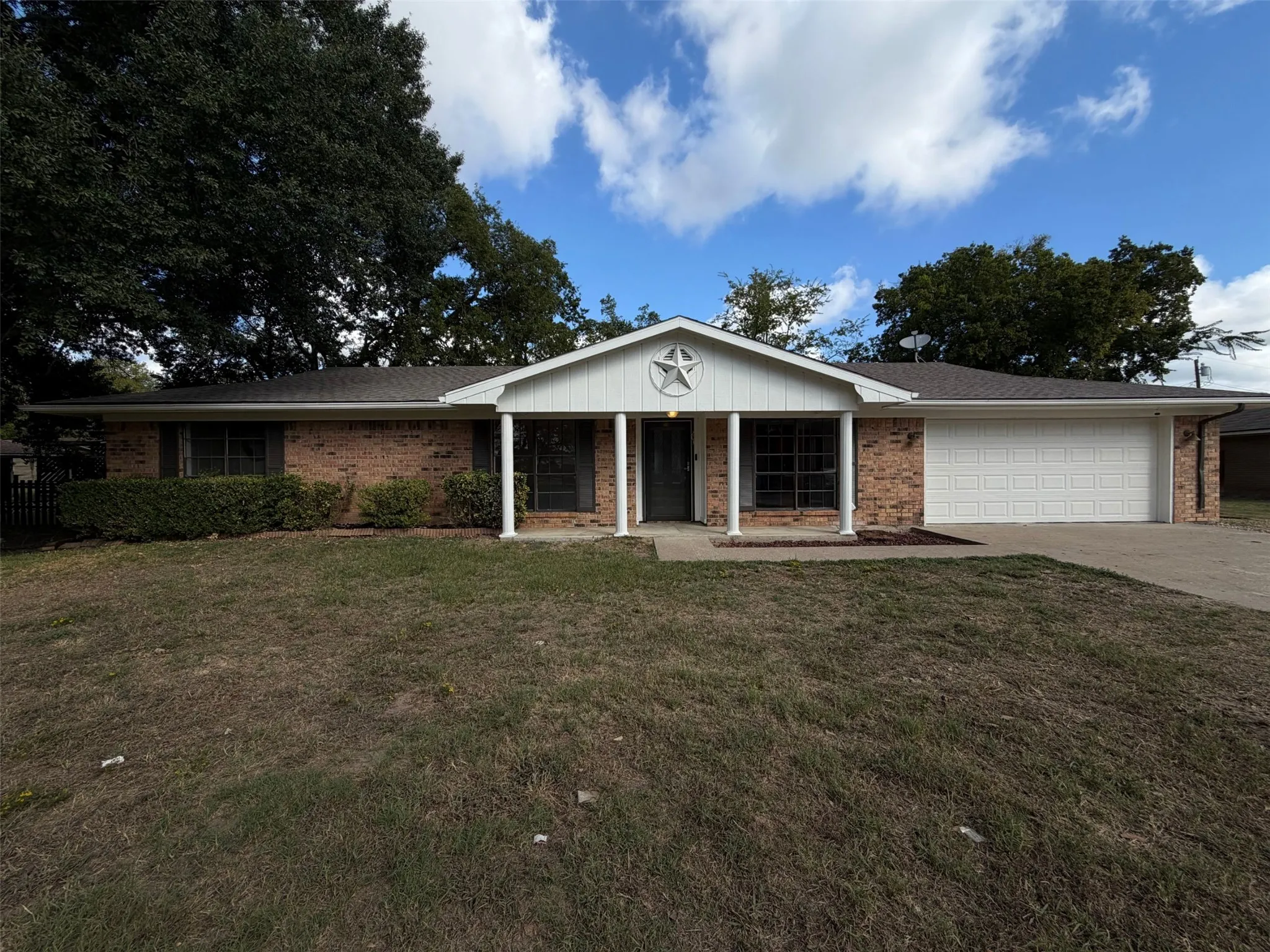 Single Family Residence For Sale in Limestone County , 203 Frost Creek Avenue, Groesbeck, Texas 76642, 4 Bedroom, 2 Bathroom, 2 Garage spaces, 1,689 Sqft, built in 1991, mls#21384566, Real Estate Agent in Groesbeck, Homes For Sale in Limestone county, Homes For Sale in Groesbeck, Realtor in Groesbeck Texas, Real Estate Brokerage Independent Realty Texas, Luminita Cordes Realtor