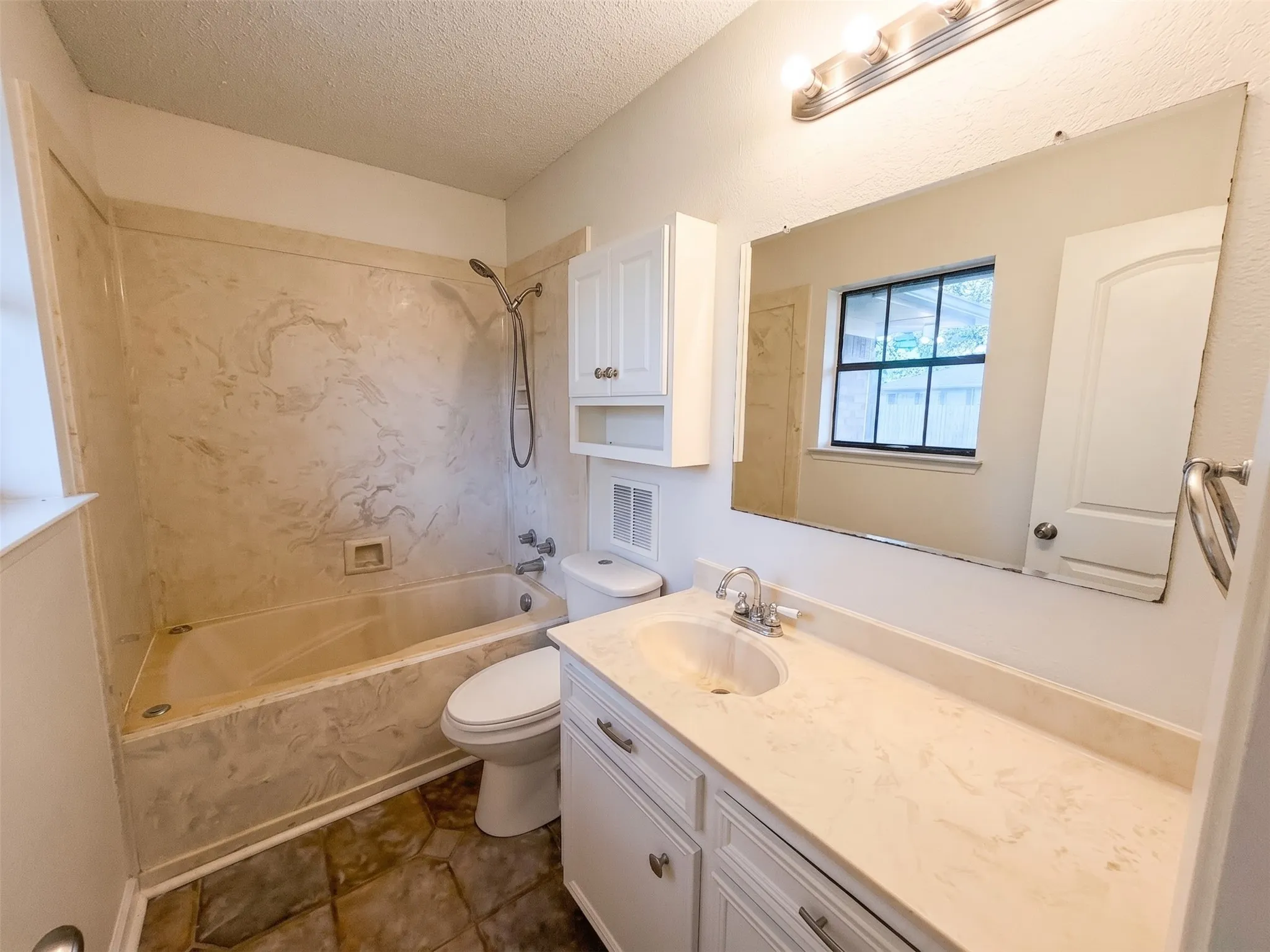 Single Family Residence For Sale in Limestone County , 203 Frost Creek Avenue, Groesbeck, Texas 76642, 4 Bedroom, 2 Bathroom, 2 Garage spaces, 1,689 Sqft, built in 1991, mls#21384566, Real Estate Agent in Groesbeck, Homes For Sale in Limestone county, Homes For Sale in Groesbeck, Realtor in Groesbeck Texas, Real Estate Brokerage Independent Realty Texas, Luminita Cordes Realtor