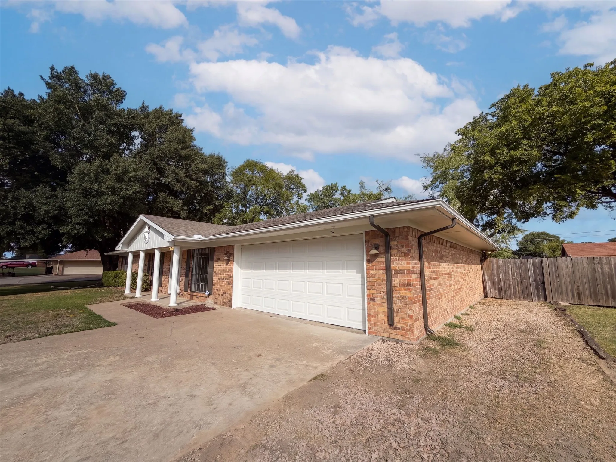 Single Family Residence For Sale in Limestone County , 203 Frost Creek Avenue, Groesbeck, Texas 76642, 4 Bedroom, 2 Bathroom, 2 Garage spaces, 1,689 Sqft, built in 1991, mls#21384566, Real Estate Agent in Groesbeck, Homes For Sale in Limestone county, Homes For Sale in Groesbeck, Realtor in Groesbeck Texas, Real Estate Brokerage Independent Realty Texas, Luminita Cordes Realtor