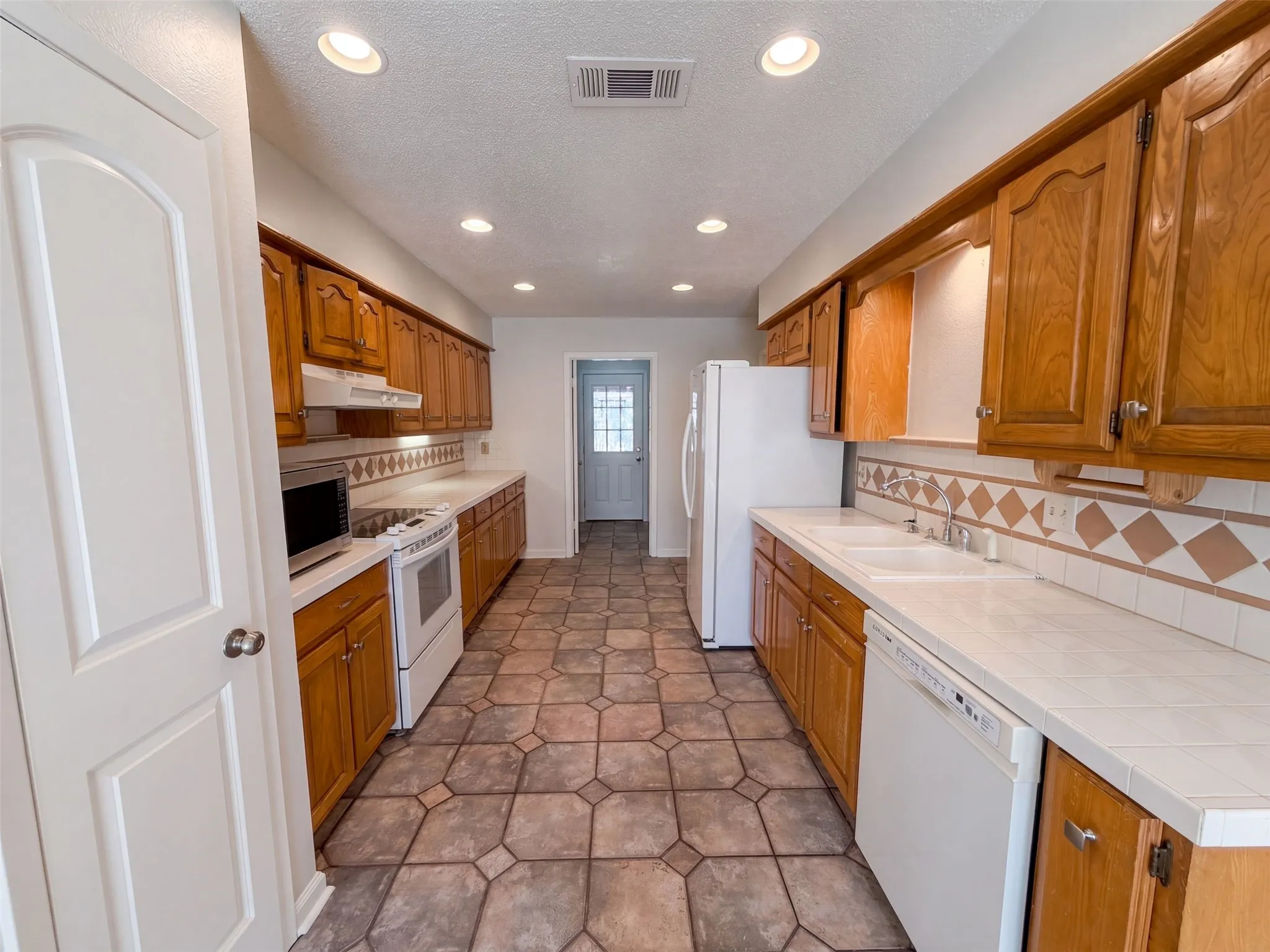 Single Family Residence For Sale in Limestone County , 203 Frost Creek Avenue, Groesbeck, Texas 76642, 4 Bedroom, 2 Bathroom, 2 Garage spaces, 1,689 Sqft, built in 1991, mls#21384566, Real Estate Agent in Groesbeck, Homes For Sale in Limestone county, Homes For Sale in Groesbeck, Realtor in Groesbeck Texas, Real Estate Brokerage Independent Realty Texas, Luminita Cordes Realtor