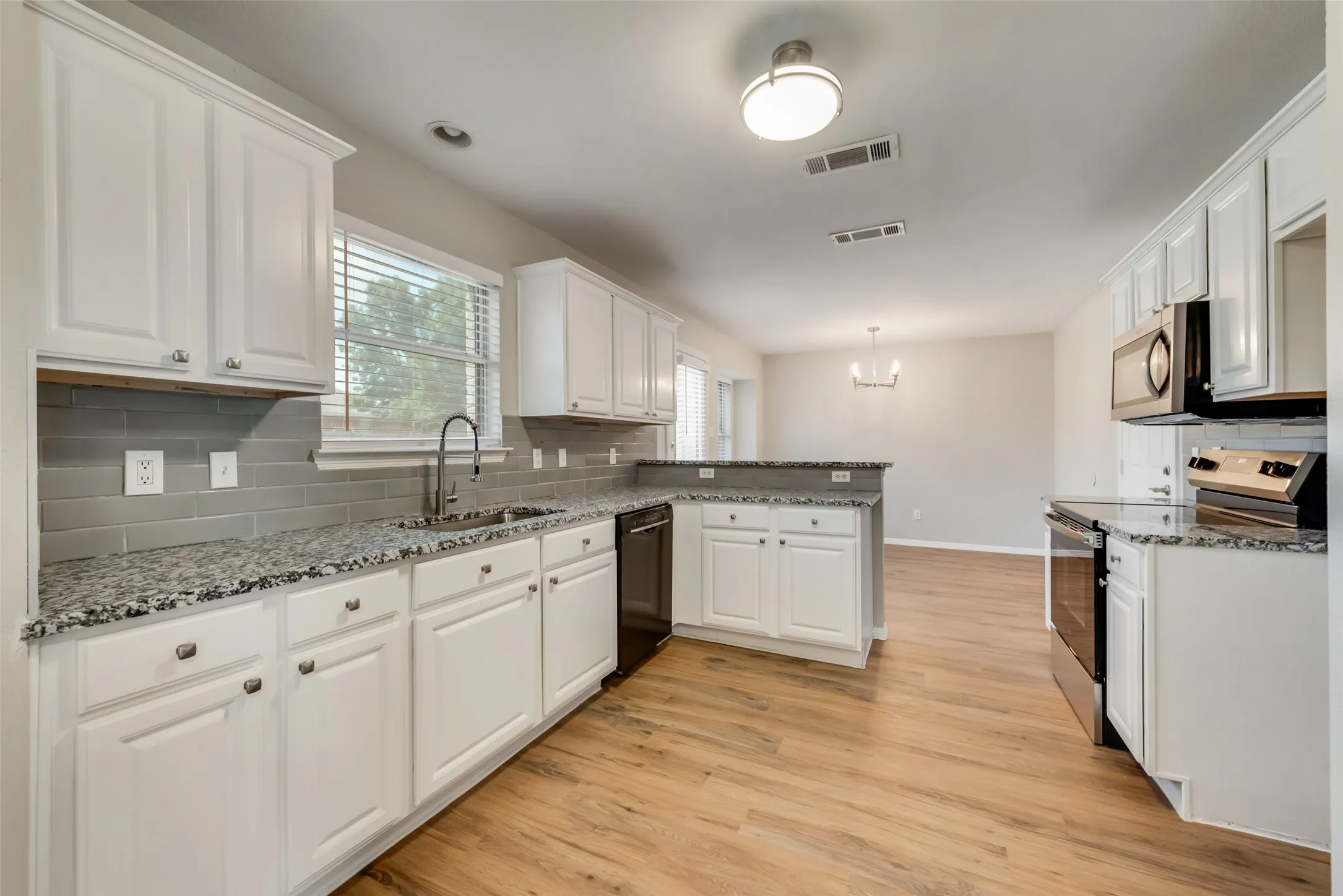 Single Family Residence For Rent in Tarrant County , 906 Bayshore Drive, Mansfield, Texas 76063, 4 Bedroom, 3 Bathroom, 2 Garage spaces, 2,012 Sqft, built in 2006, mls#21384575, Real Estate Agent in Mansfield, Homes For Rent in Tarrant county, Homes For Rent in Mansfield, Realtor in Mansfield Texas, Real Estate Brokerage Independent Realty Texas, Luminita Cordes Realtor
