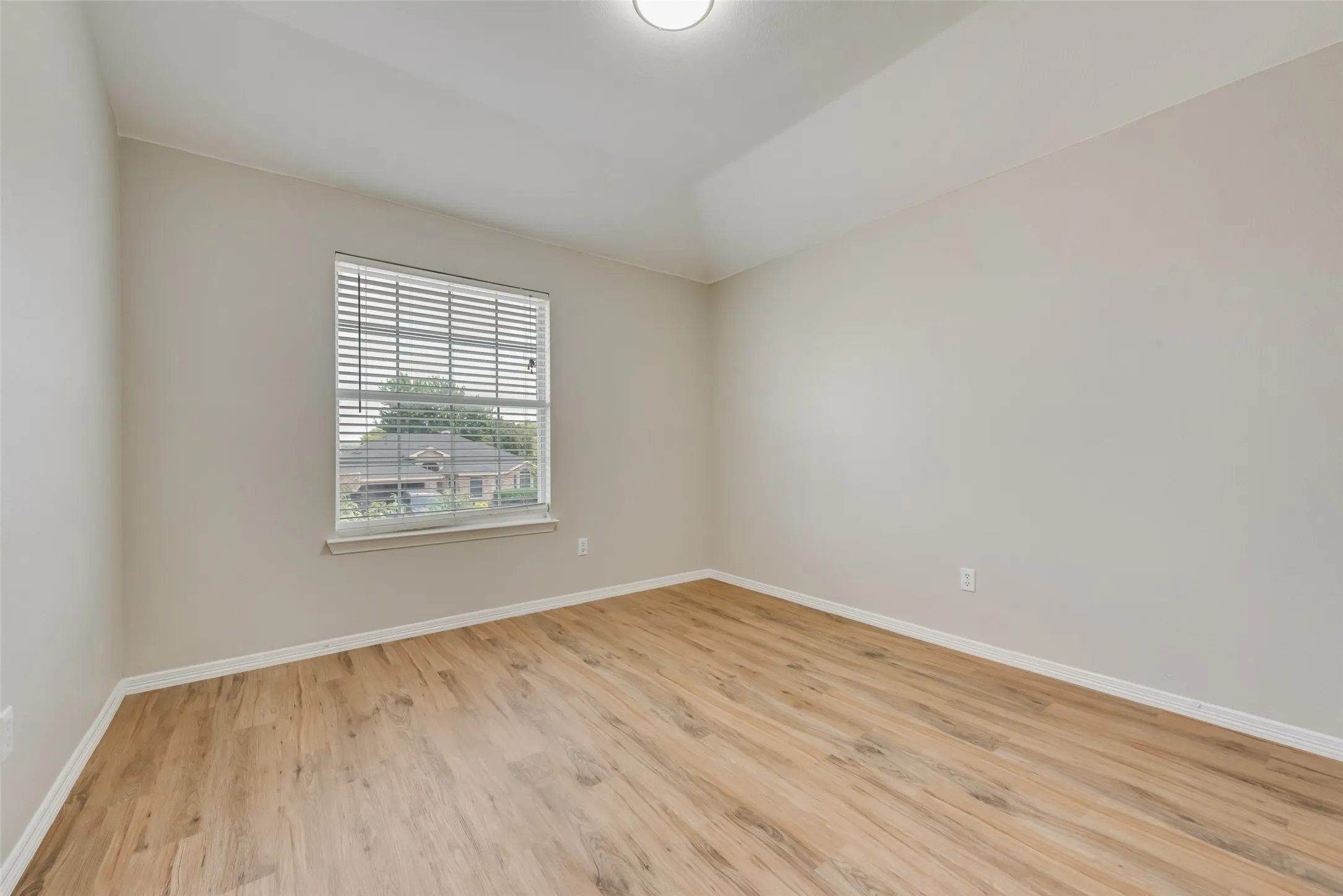 Single Family Residence For Rent in Tarrant County , 906 Bayshore Drive, Mansfield, Texas 76063, 4 Bedroom, 3 Bathroom, 2 Garage spaces, 2,012 Sqft, built in 2006, mls#21384575, Real Estate Agent in Mansfield, Homes For Rent in Tarrant county, Homes For Rent in Mansfield, Realtor in Mansfield Texas, Real Estate Brokerage Independent Realty Texas, Luminita Cordes Realtor