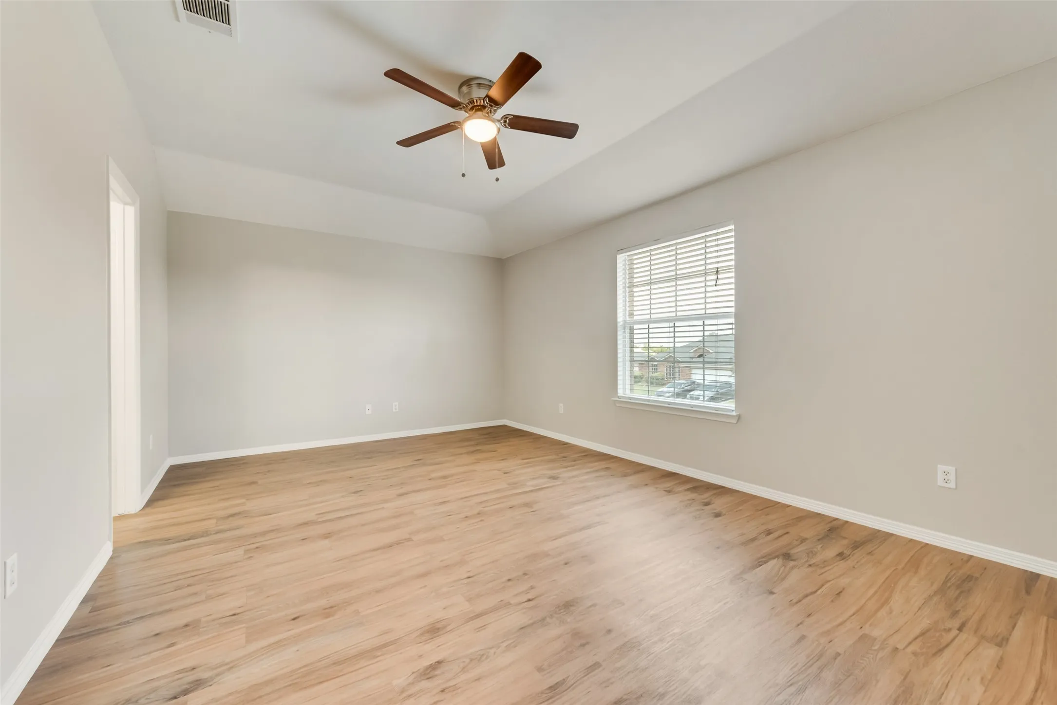 Single Family Residence For Rent in Tarrant County , 906 Bayshore Drive, Mansfield, Texas 76063, 4 Bedroom, 3 Bathroom, 2 Garage spaces, 2,012 Sqft, built in 2006, mls#21384575, Real Estate Agent in Mansfield, Homes For Rent in Tarrant county, Homes For Rent in Mansfield, Realtor in Mansfield Texas, Real Estate Brokerage Independent Realty Texas, Luminita Cordes Realtor