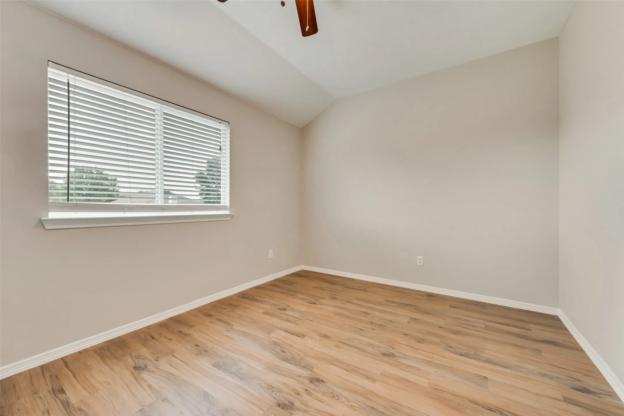 Single Family Residence For Rent in Tarrant County , 906 Bayshore Drive, Mansfield, Texas 76063, 4 Bedroom, 3 Bathroom, 2 Garage spaces, 2,012 Sqft, built in 2006, mls#21384575, Real Estate Agent in Mansfield, Homes For Rent in Tarrant county, Homes For Rent in Mansfield, Realtor in Mansfield Texas, Real Estate Brokerage Independent Realty Texas, Luminita Cordes Realtor
