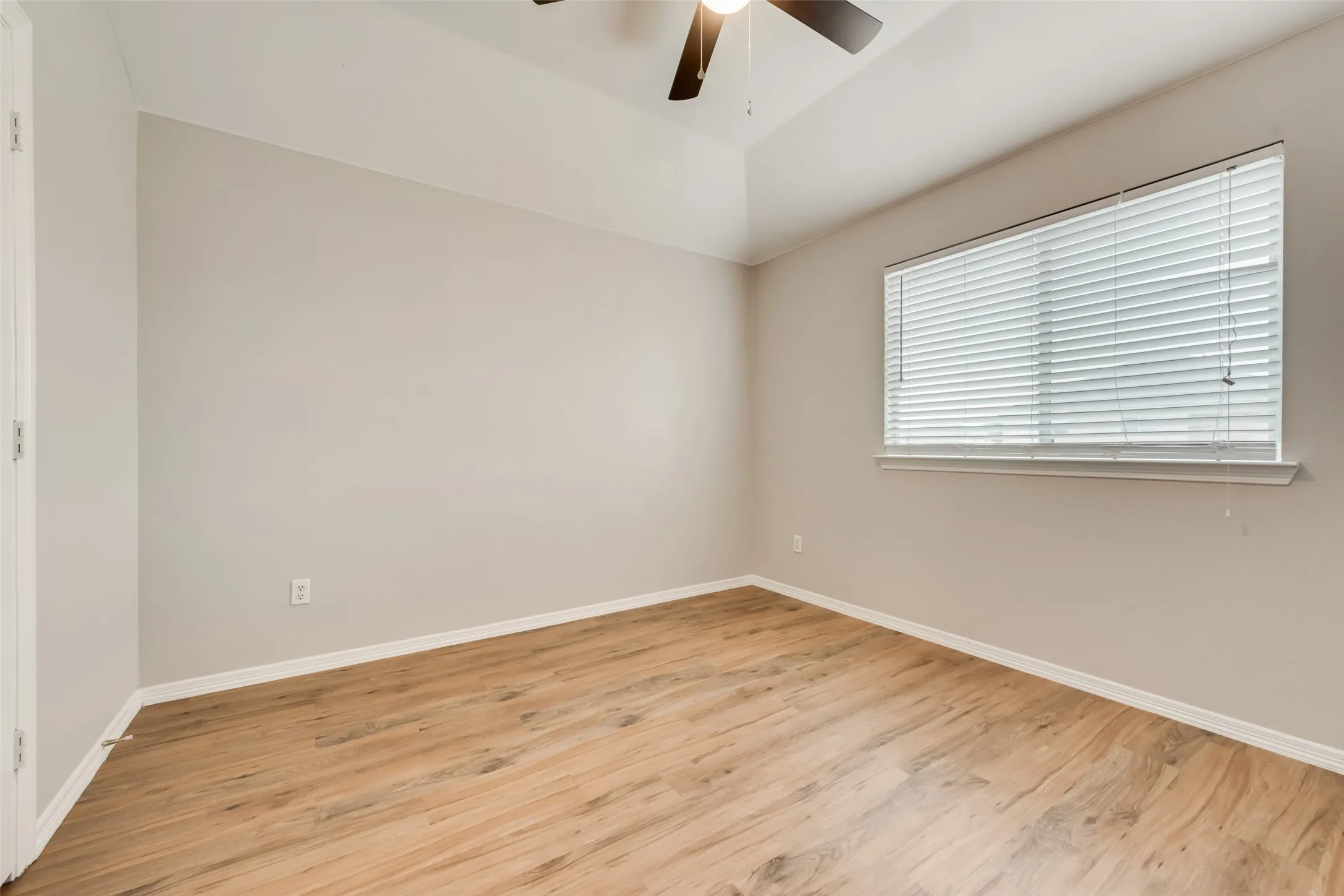 Single Family Residence For Rent in Tarrant County , 906 Bayshore Drive, Mansfield, Texas 76063, 4 Bedroom, 3 Bathroom, 2 Garage spaces, 2,012 Sqft, built in 2006, mls#21384575, Real Estate Agent in Mansfield, Homes For Rent in Tarrant county, Homes For Rent in Mansfield, Realtor in Mansfield Texas, Real Estate Brokerage Independent Realty Texas, Luminita Cordes Realtor