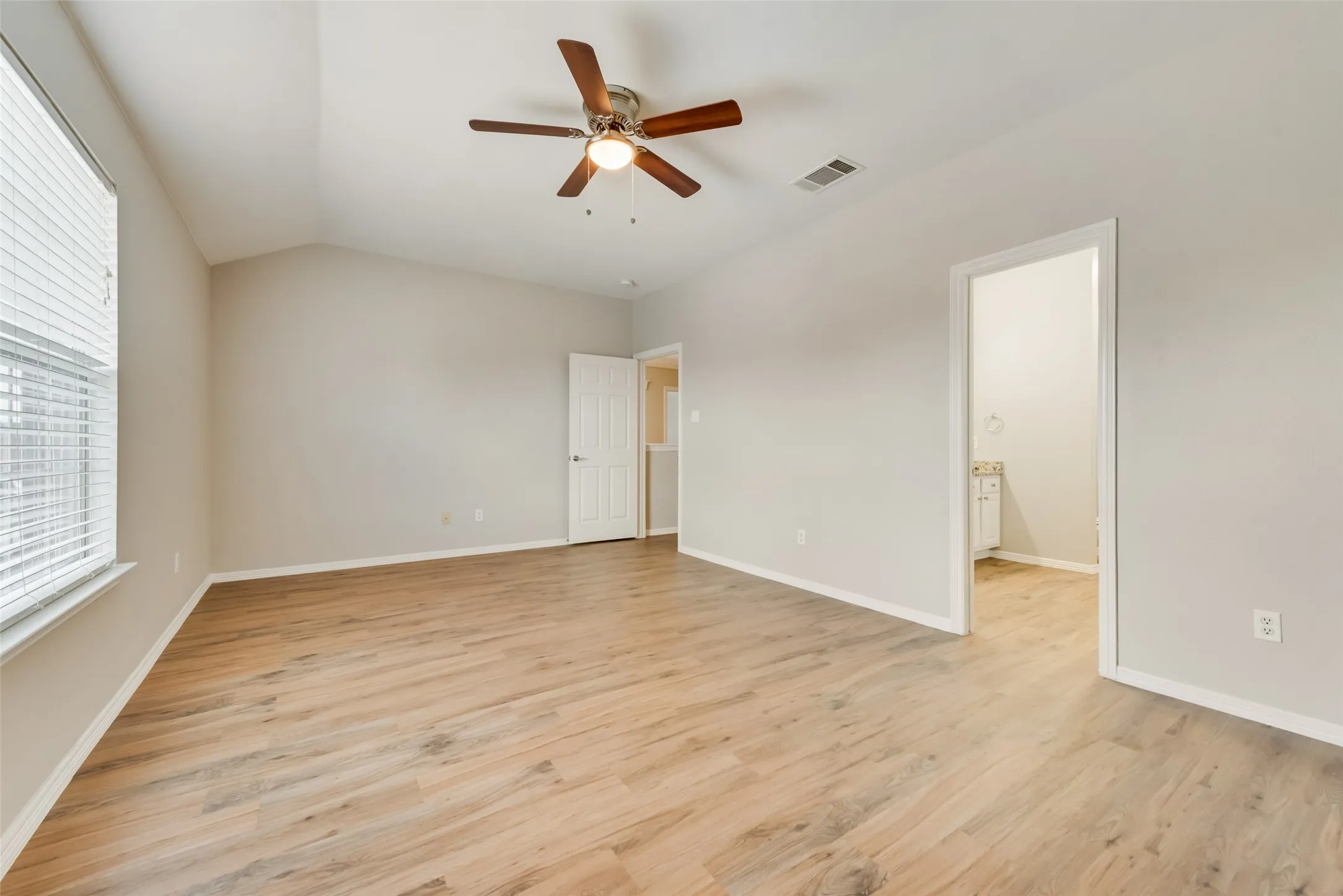 Single Family Residence For Rent in Tarrant County , 906 Bayshore Drive, Mansfield, Texas 76063, 4 Bedroom, 3 Bathroom, 2 Garage spaces, 2,012 Sqft, built in 2006, mls#21384575, Real Estate Agent in Mansfield, Homes For Rent in Tarrant county, Homes For Rent in Mansfield, Realtor in Mansfield Texas, Real Estate Brokerage Independent Realty Texas, Luminita Cordes Realtor