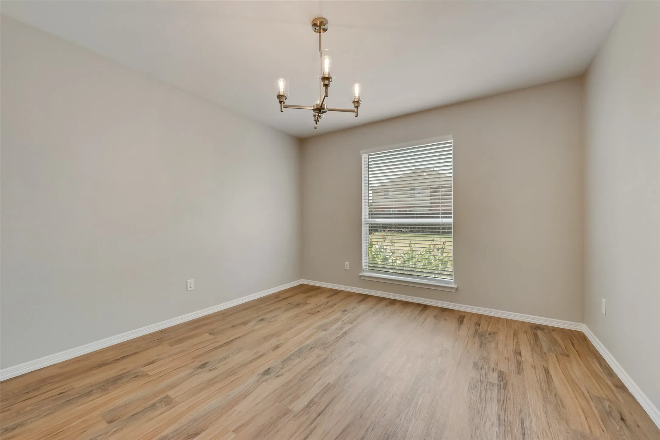 Single Family Residence For Rent in Tarrant County , 906 Bayshore Drive, Mansfield, Texas 76063, 4 Bedroom, 3 Bathroom, 2 Garage spaces, 2,012 Sqft, built in 2006, mls#21384575, Real Estate Agent in Mansfield, Homes For Rent in Tarrant county, Homes For Rent in Mansfield, Realtor in Mansfield Texas, Real Estate Brokerage Independent Realty Texas, Luminita Cordes Realtor