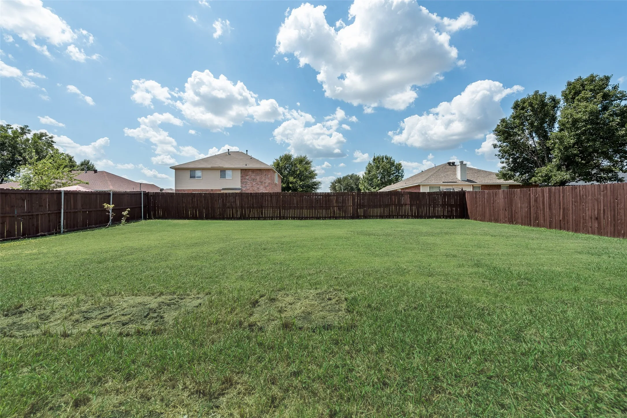 Single Family Residence For Rent in Tarrant County , 906 Bayshore Drive, Mansfield, Texas 76063, 4 Bedroom, 3 Bathroom, 2 Garage spaces, 2,012 Sqft, built in 2006, mls#21384575, Real Estate Agent in Mansfield, Homes For Rent in Tarrant county, Homes For Rent in Mansfield, Realtor in Mansfield Texas, Real Estate Brokerage Independent Realty Texas, Luminita Cordes Realtor