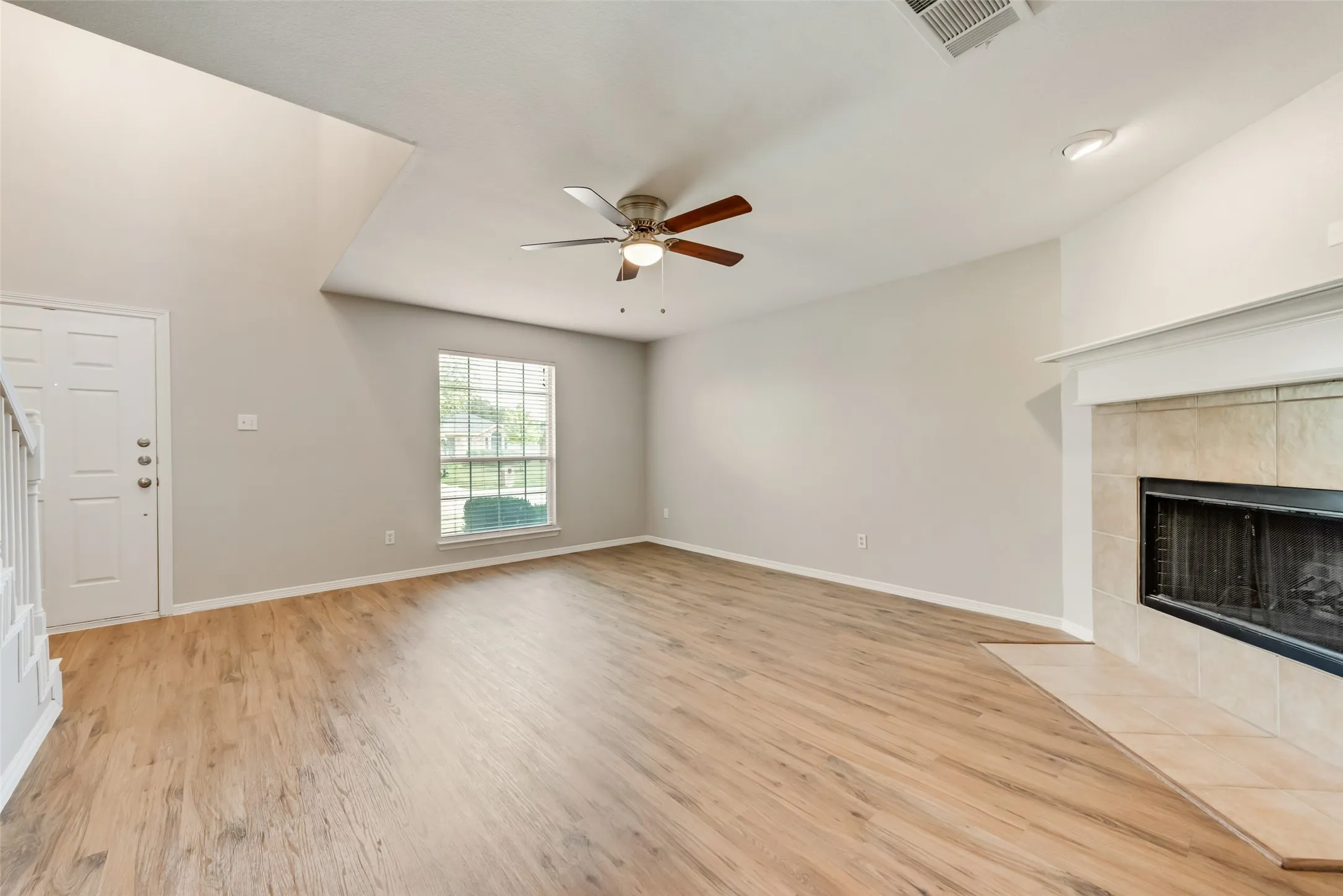 Single Family Residence For Rent in Tarrant County , 906 Bayshore Drive, Mansfield, Texas 76063, 4 Bedroom, 3 Bathroom, 2 Garage spaces, 2,012 Sqft, built in 2006, mls#21384575, Real Estate Agent in Mansfield, Homes For Rent in Tarrant county, Homes For Rent in Mansfield, Realtor in Mansfield Texas, Real Estate Brokerage Independent Realty Texas, Luminita Cordes Realtor