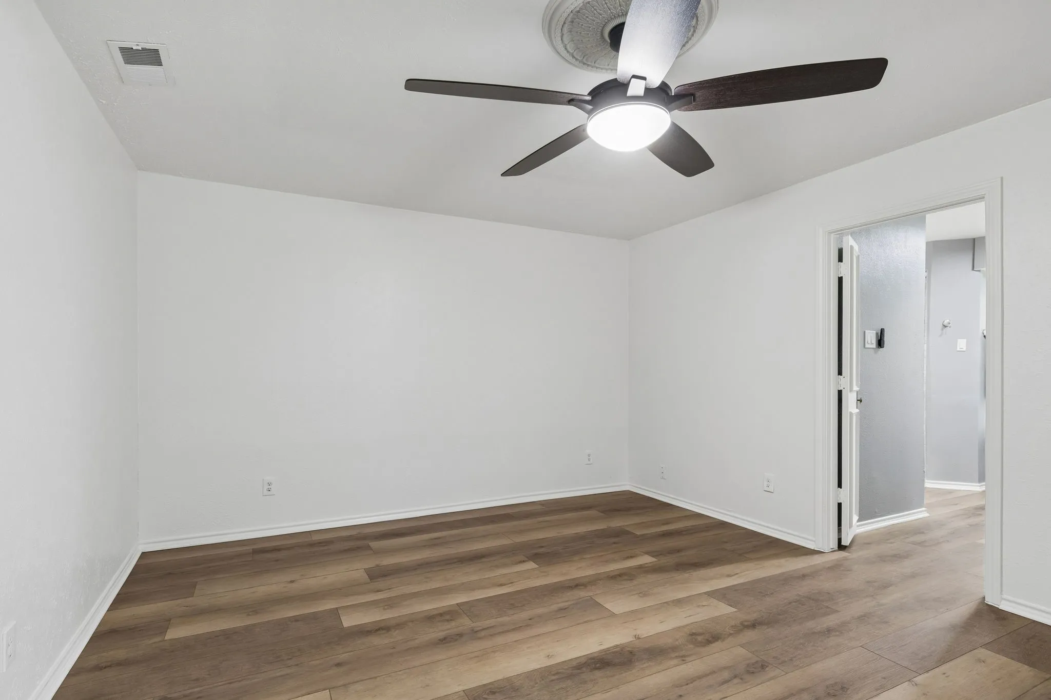 Single Family Residence For Sale in Dallas County , 4814 San Gabriel Drive, Garland, Texas 75043, 4 Bedroom, 2 Bathroom, 2 Garage spaces, 2,204 Sqft, built in 1979, mls#21383107, Real Estate Agent in Garland, Homes For Sale in Dallas county, Homes For Sale in Garland, Realtor in Garland Texas, Real Estate Brokerage Independent Realty Texas, Luminita Cordes Realtor