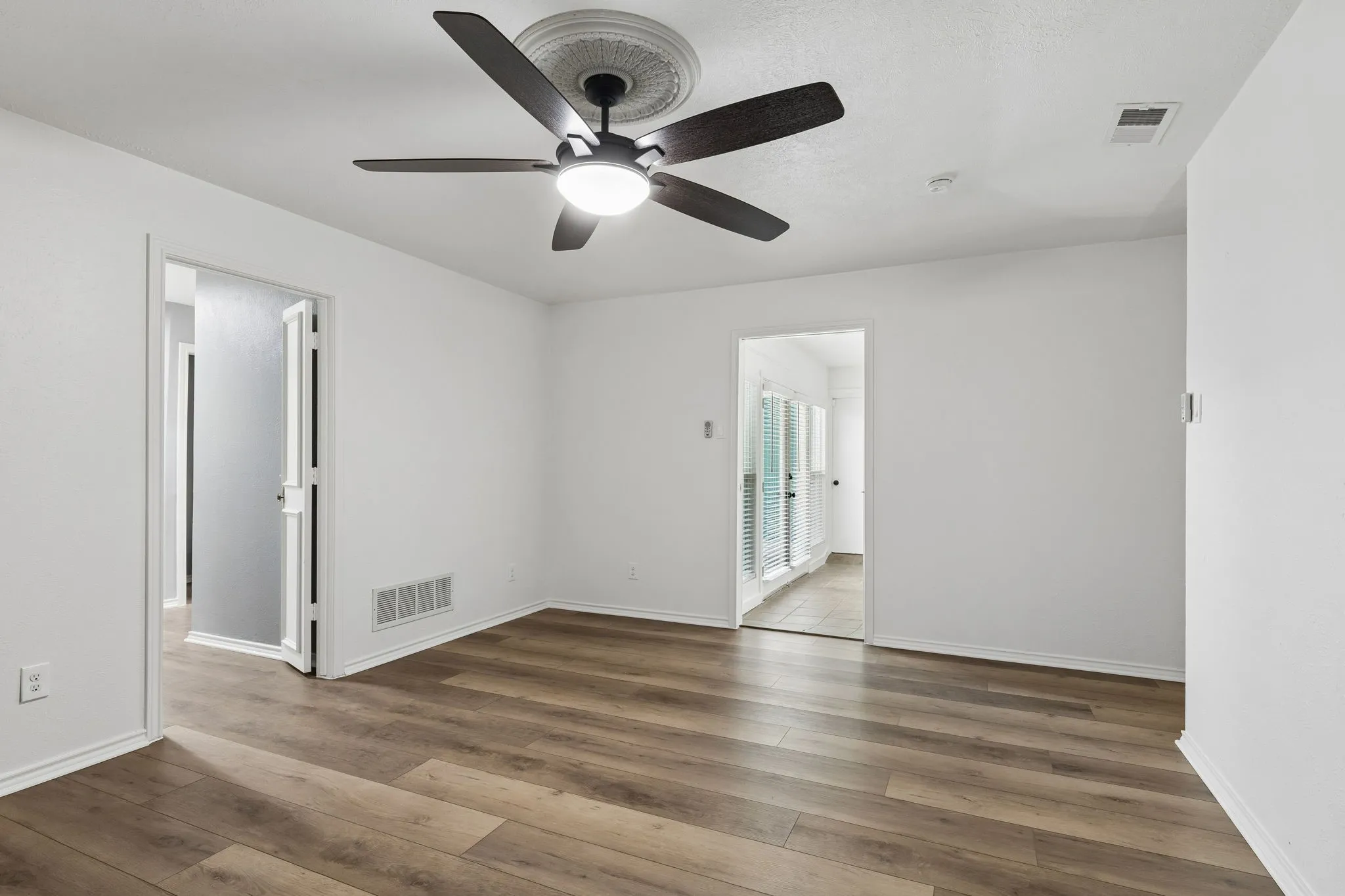 Single Family Residence For Sale in Dallas County , 4814 San Gabriel Drive, Garland, Texas 75043, 4 Bedroom, 2 Bathroom, 2 Garage spaces, 2,204 Sqft, built in 1979, mls#21383107, Real Estate Agent in Garland, Homes For Sale in Dallas county, Homes For Sale in Garland, Realtor in Garland Texas, Real Estate Brokerage Independent Realty Texas, Luminita Cordes Realtor