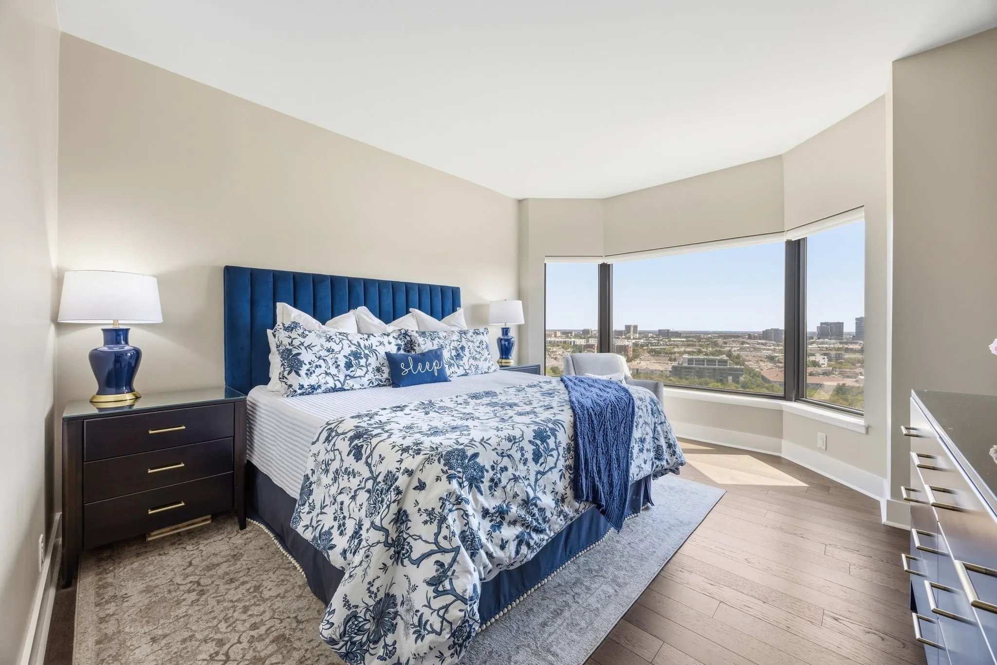 The primary bedroom’s bay window creates the perfect spot to sit back, relax, and take in stunning views of Downtown Dallas. As evening falls, the sparkling city lights create an exquisite backdrop.