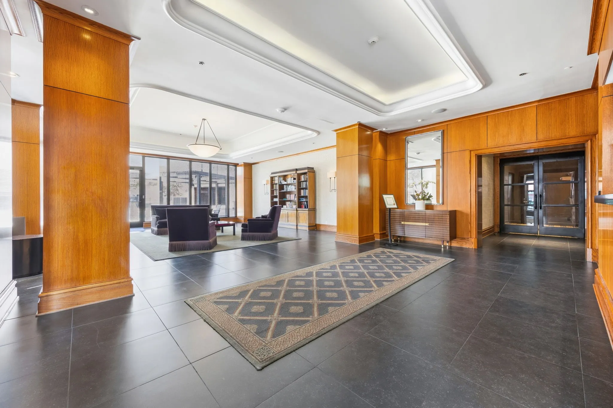 The inviting main lobby provides a welcoming gathering space and an elegant reception area for guests. A 24-hour concierge station adds convenience while helping provide an added level of privacy and security for residents.