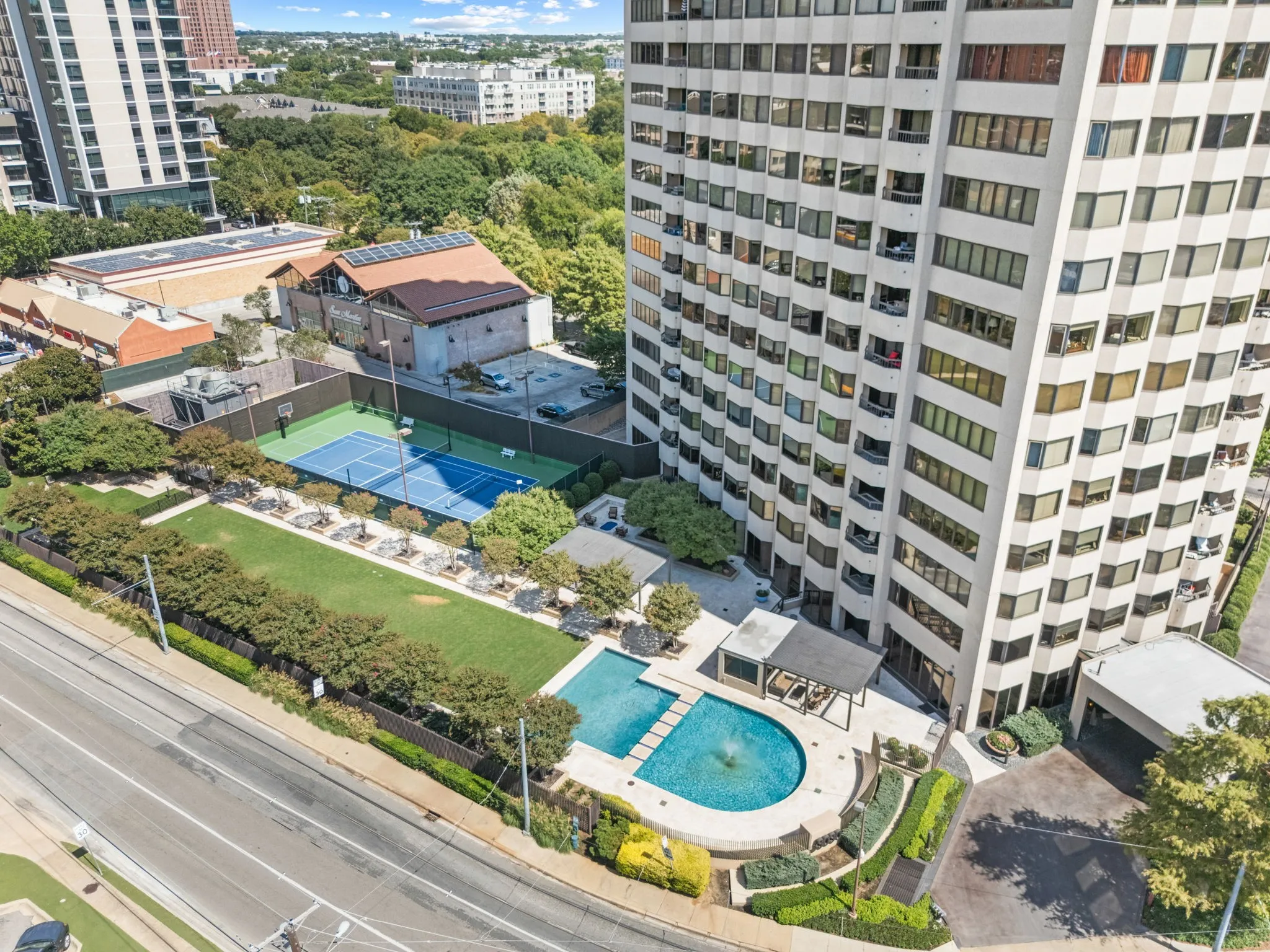 Condominium For Sale in Dallas County , 3030 Mckinney Avenue 1905, Dallas, Texas 75204, 2 Bedroom, 2 Bathroom, 2 Garage spaces, 1,353 Sqft, built in 1981, mls#21383943, Real Estate Agent in Dallas, Homes For Sale in Dallas county, Homes For Sale in Dallas, Realtor in Dallas Texas, Real Estate Brokerage Independent Realty Texas, Luminita Cordes Realtor