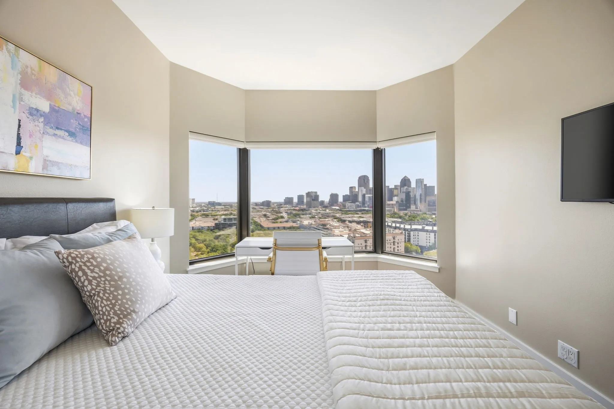 The guest bedroom also enjoys fabulous Downtown Dallas skyline views, complemented by a large bay window that fills the room with natural light.
