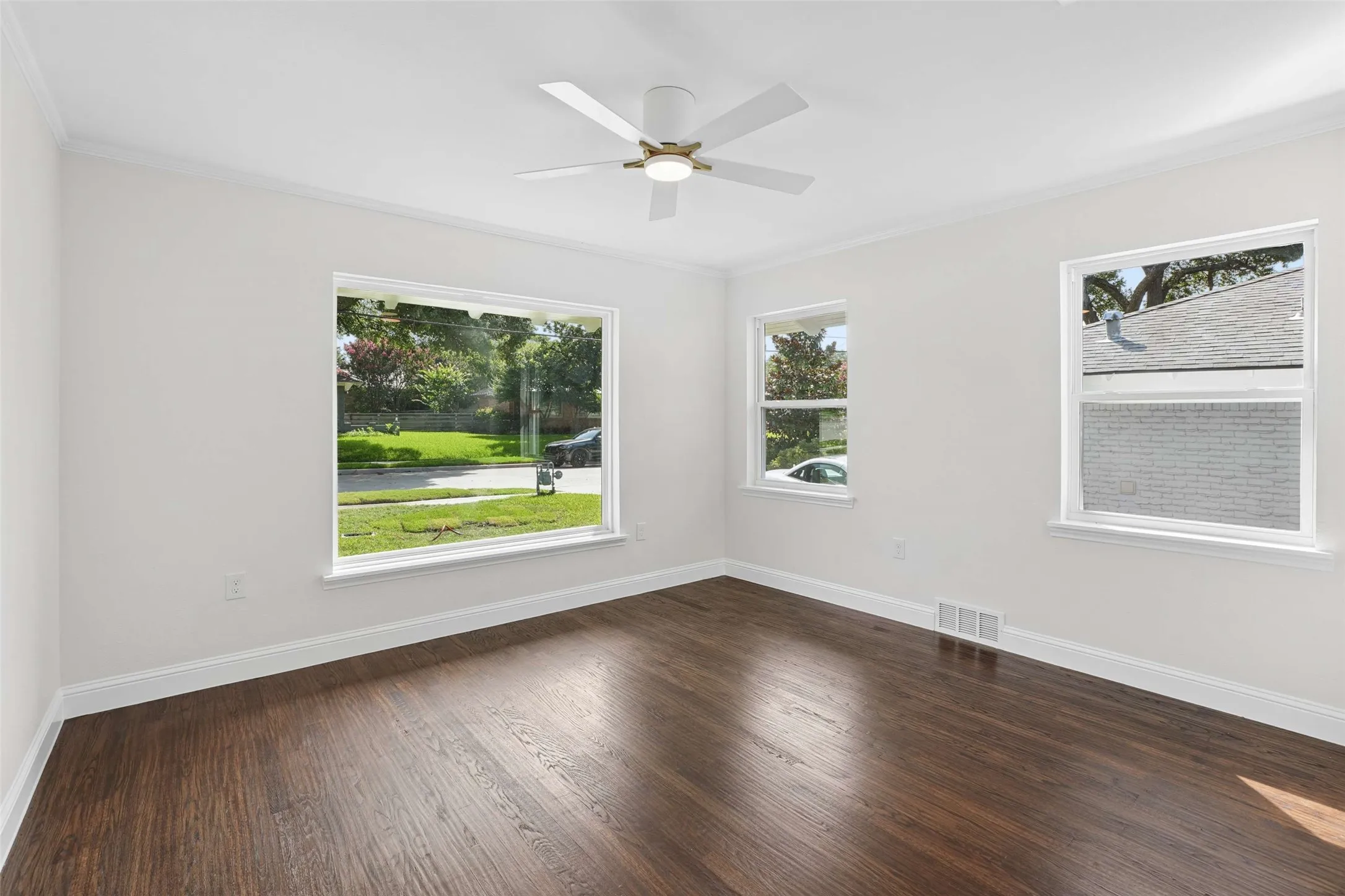 Single Family Residence For Sale in Dallas County , 6615 Ridgemont Drive, Dallas, Texas 75214, 3 Bedroom, 2 Bathroom, 2 Garage spaces, 1,766 Sqft, built in 1956, mls#21384395, Real Estate Agent in Dallas, Homes For Sale in Dallas county, Homes For Sale in Dallas, Realtor in Dallas Texas, Real Estate Brokerage Independent Realty Texas, Luminita Cordes Realtor