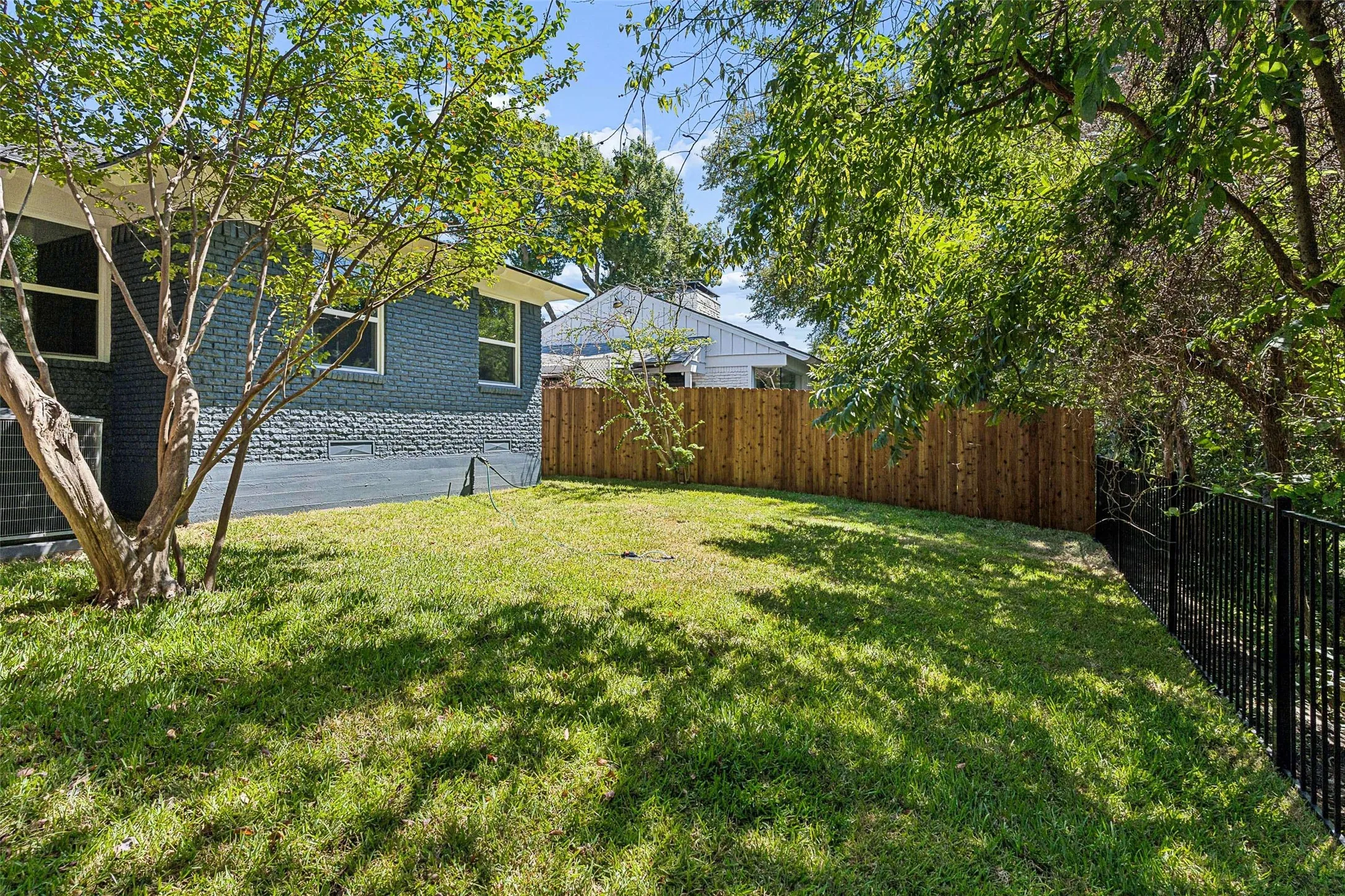 Single Family Residence For Sale in Dallas County , 6615 Ridgemont Drive, Dallas, Texas 75214, 3 Bedroom, 2 Bathroom, 2 Garage spaces, 1,766 Sqft, built in 1956, mls#21384395, Real Estate Agent in Dallas, Homes For Sale in Dallas county, Homes For Sale in Dallas, Realtor in Dallas Texas, Real Estate Brokerage Independent Realty Texas, Luminita Cordes Realtor