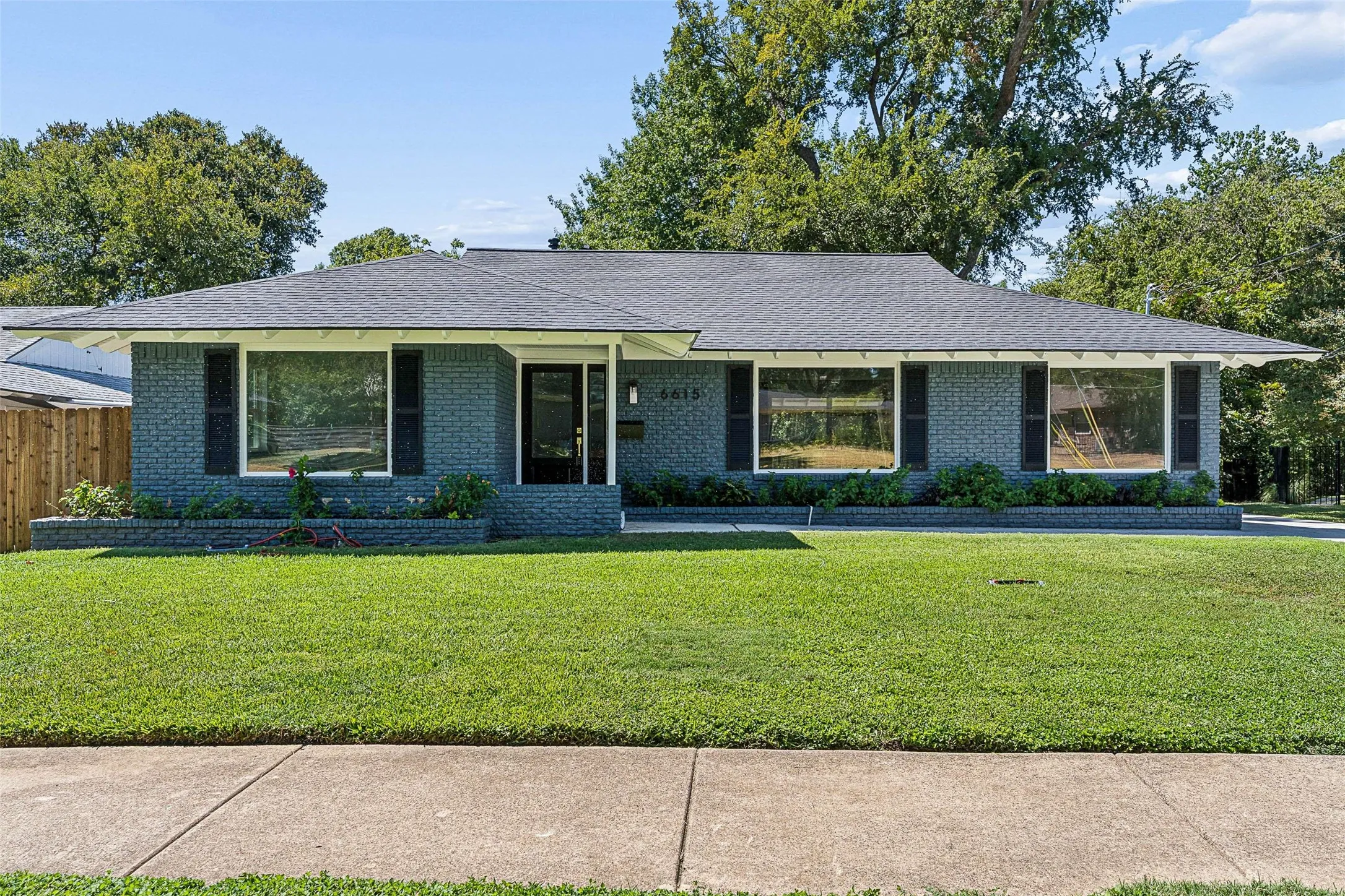 Single Family Residence For Sale in Dallas County , 6615 Ridgemont Drive, Dallas, Texas 75214, 3 Bedroom, 2 Bathroom, 2 Garage spaces, 1,766 Sqft, built in 1956, mls#21384395, Real Estate Agent in Dallas, Homes For Sale in Dallas county, Homes For Sale in Dallas, Realtor in Dallas Texas, Real Estate Brokerage Independent Realty Texas, Luminita Cordes Realtor