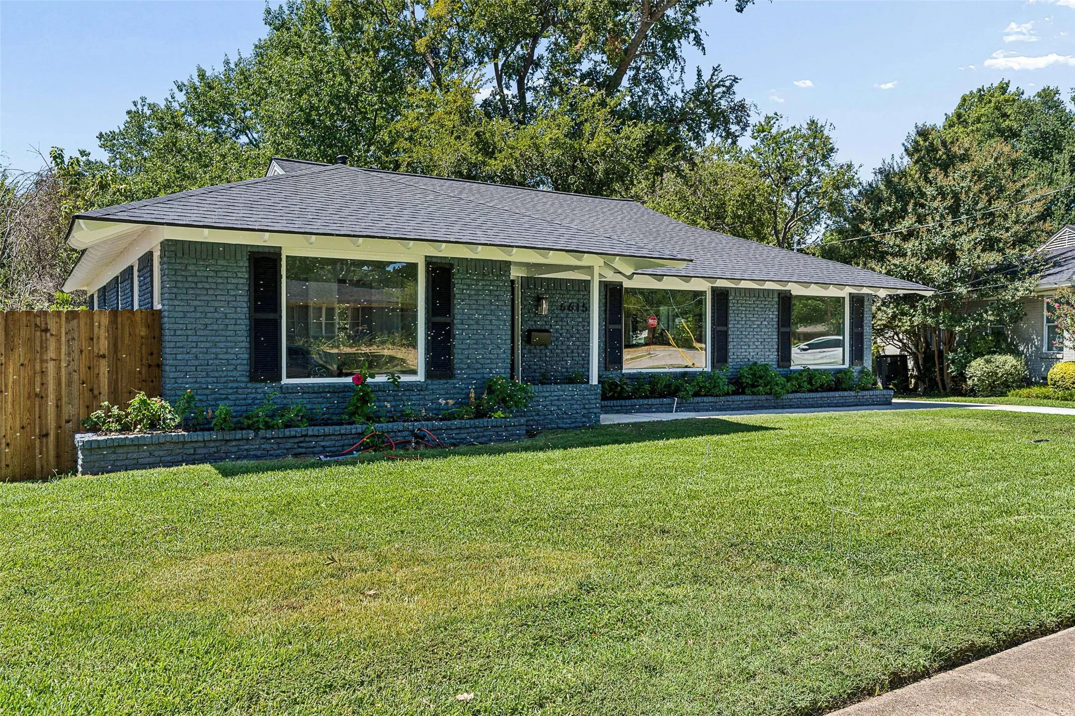 Single Family Residence For Sale in Dallas County , 6615 Ridgemont Drive, Dallas, Texas 75214, 3 Bedroom, 2 Bathroom, 2 Garage spaces, 1,766 Sqft, built in 1956, mls#21384395, Real Estate Agent in Dallas, Homes For Sale in Dallas county, Homes For Sale in Dallas, Realtor in Dallas Texas, Real Estate Brokerage Independent Realty Texas, Luminita Cordes Realtor