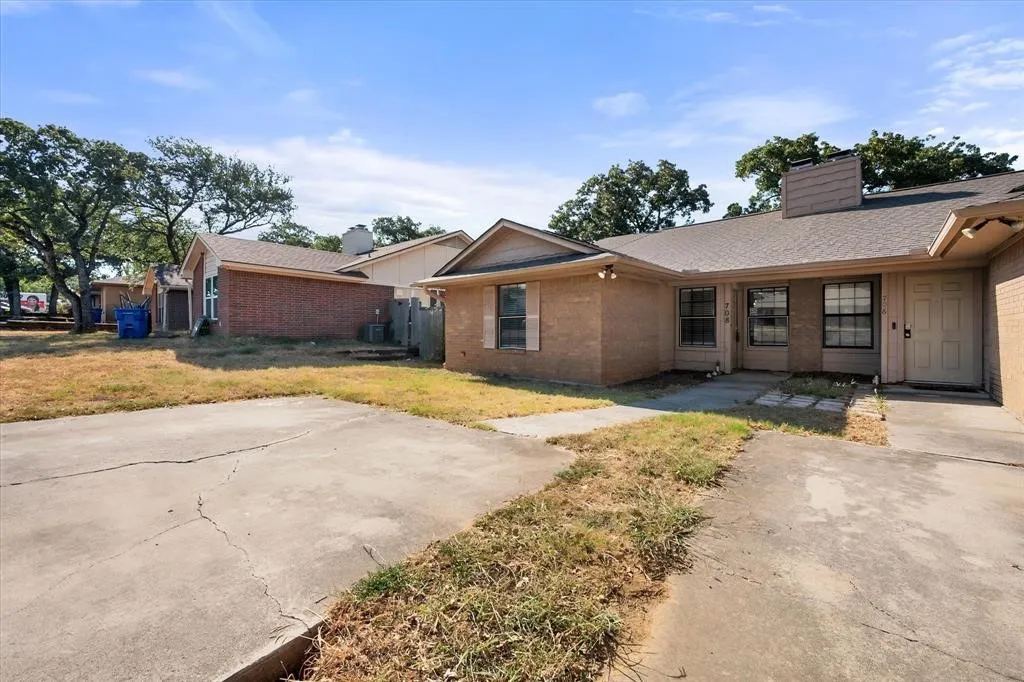 Duplex For Rent in Tarrant County , 708 Woodland Court, Kennedale, Texas 76060, 2 Bedroom, 2 Bathroom, Garage spaces, 971 Sqft, built in 1984, mls#21384594, Real Estate Agent in Kennedale, Homes For Rent in Tarrant county, Homes For Rent in Kennedale, Realtor in Kennedale Texas, Real Estate Brokerage Independent Realty Texas, Luminita Cordes Realtor