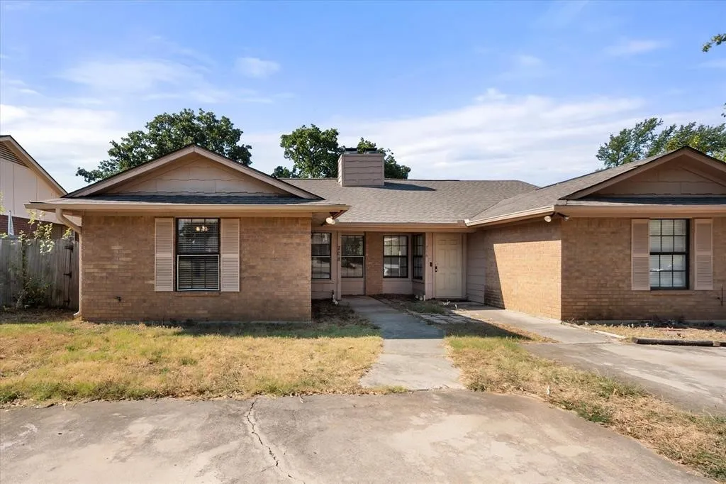 Duplex For Rent in Tarrant County , 708 Woodland Court, Kennedale, Texas 76060, 2 Bedroom, 2 Bathroom, Garage spaces, 971 Sqft, built in 1984, mls#21384594, Real Estate Agent in Kennedale, Homes For Rent in Tarrant county, Homes For Rent in Kennedale, Realtor in Kennedale Texas, Real Estate Brokerage Independent Realty Texas, Luminita Cordes Realtor